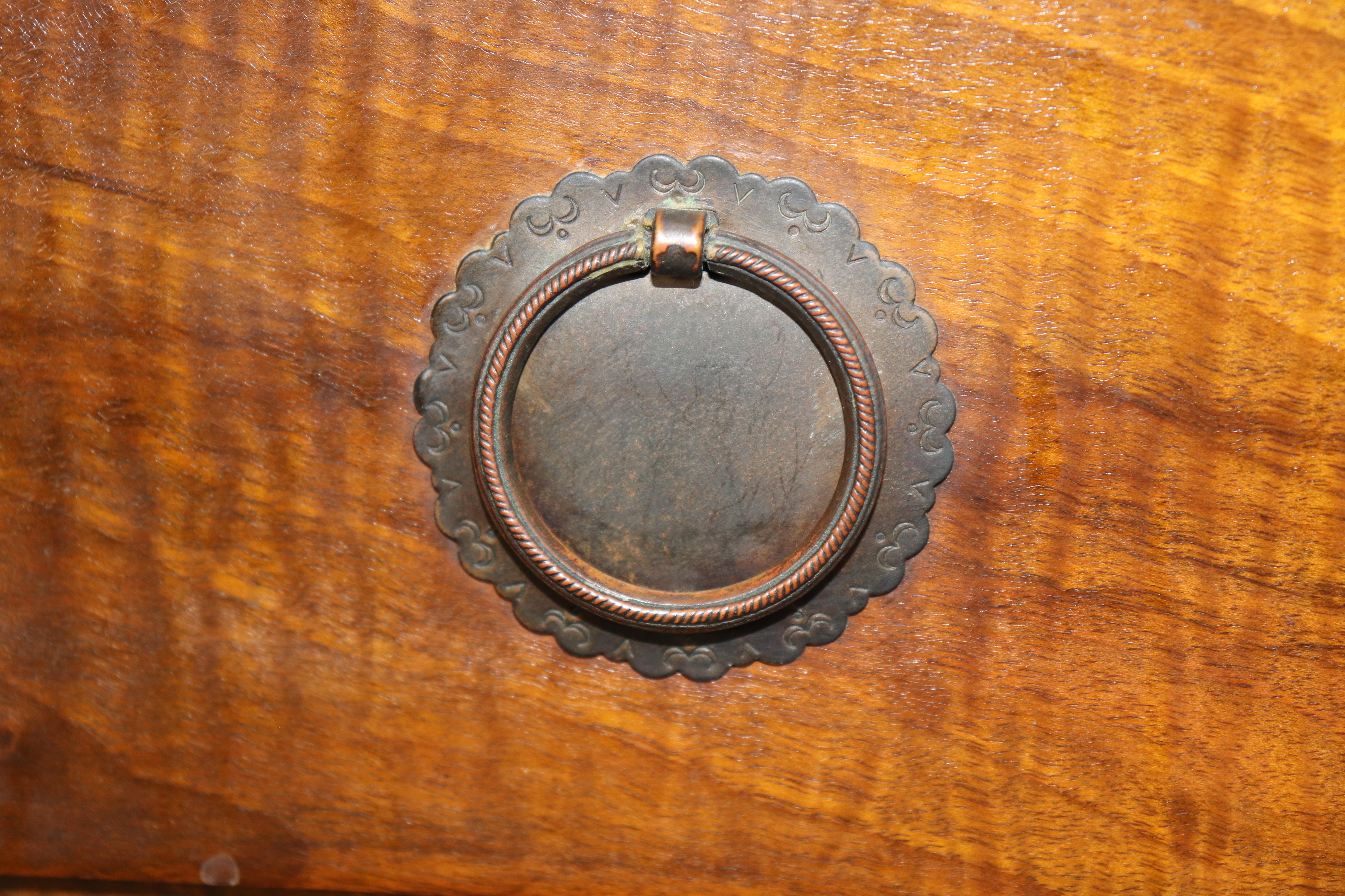 Comò da gentiluomo a cassetti componibili in legno di noce e raso decorato con vernice di Adams in vendita 5