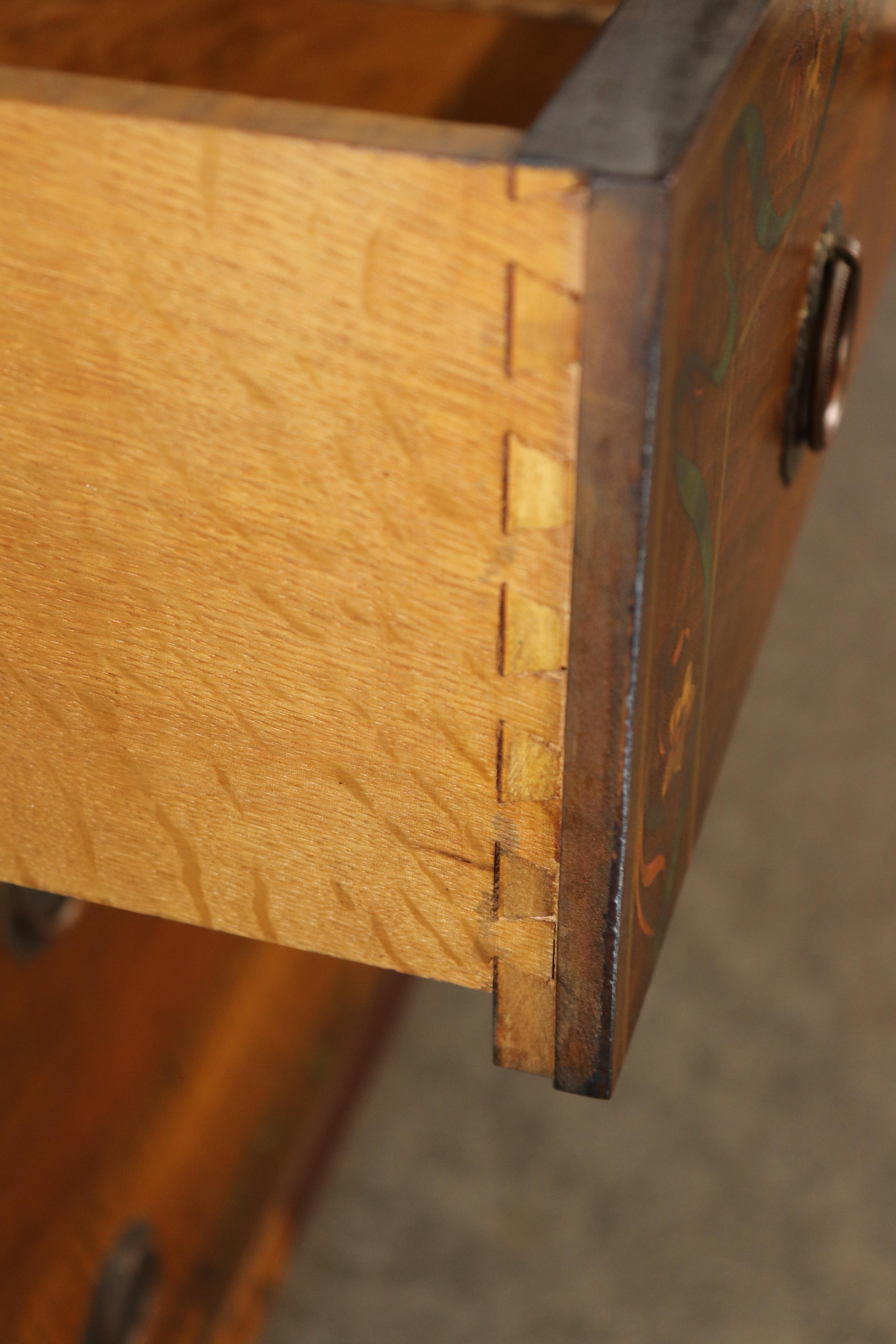 Comò da gentiluomo a cassetti componibili in legno di noce e raso decorato con vernice di Adams in vendita 8