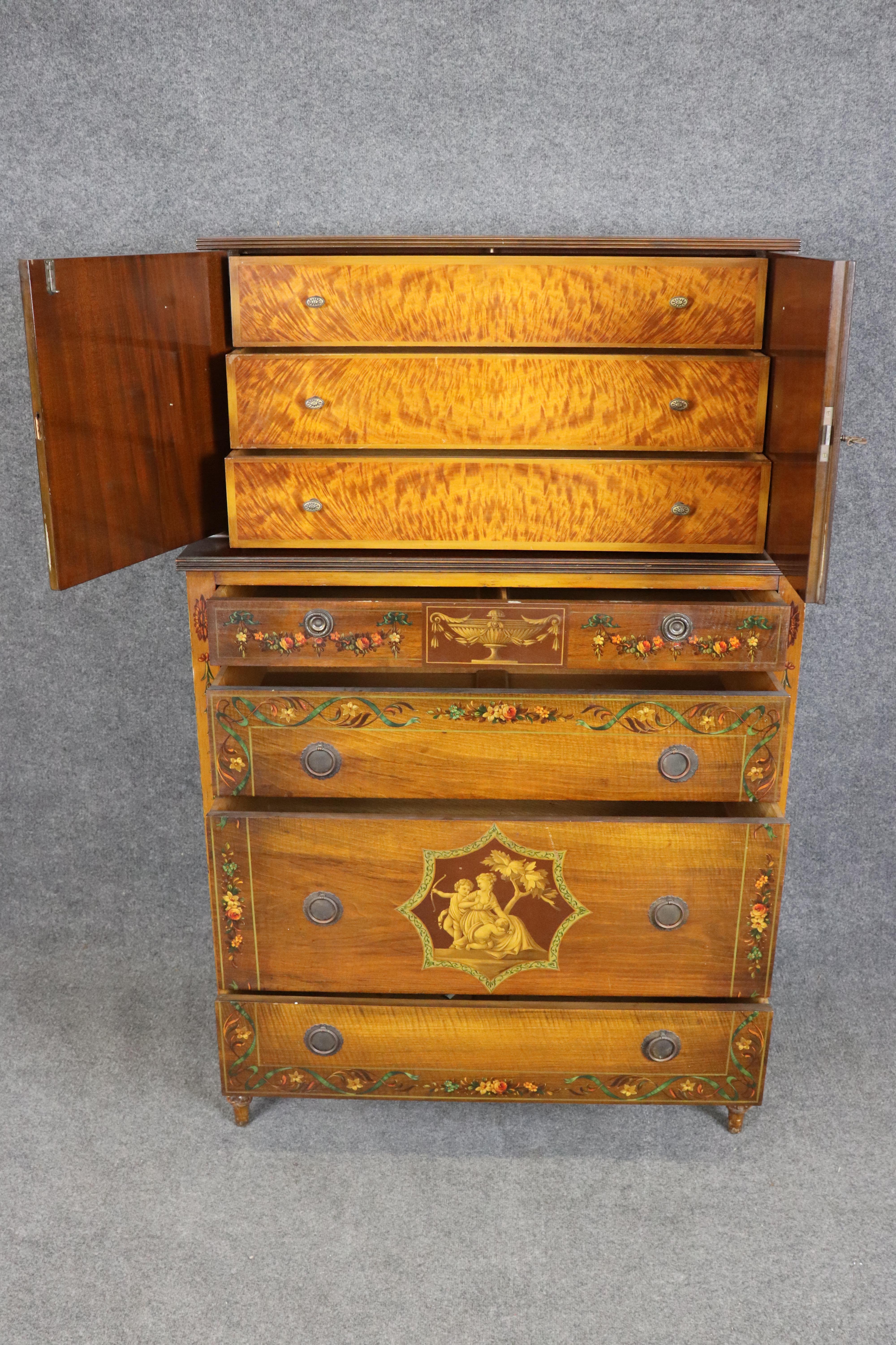 Questo elegante cassettone inglese in stile Adams, decorato a vernice in legno di raso e noce, cattura la raffinata estetica neoclassica che ha definito il design inglese della fine del XVIII secolo. La cassapanca presenta motivi finemente dipinti a