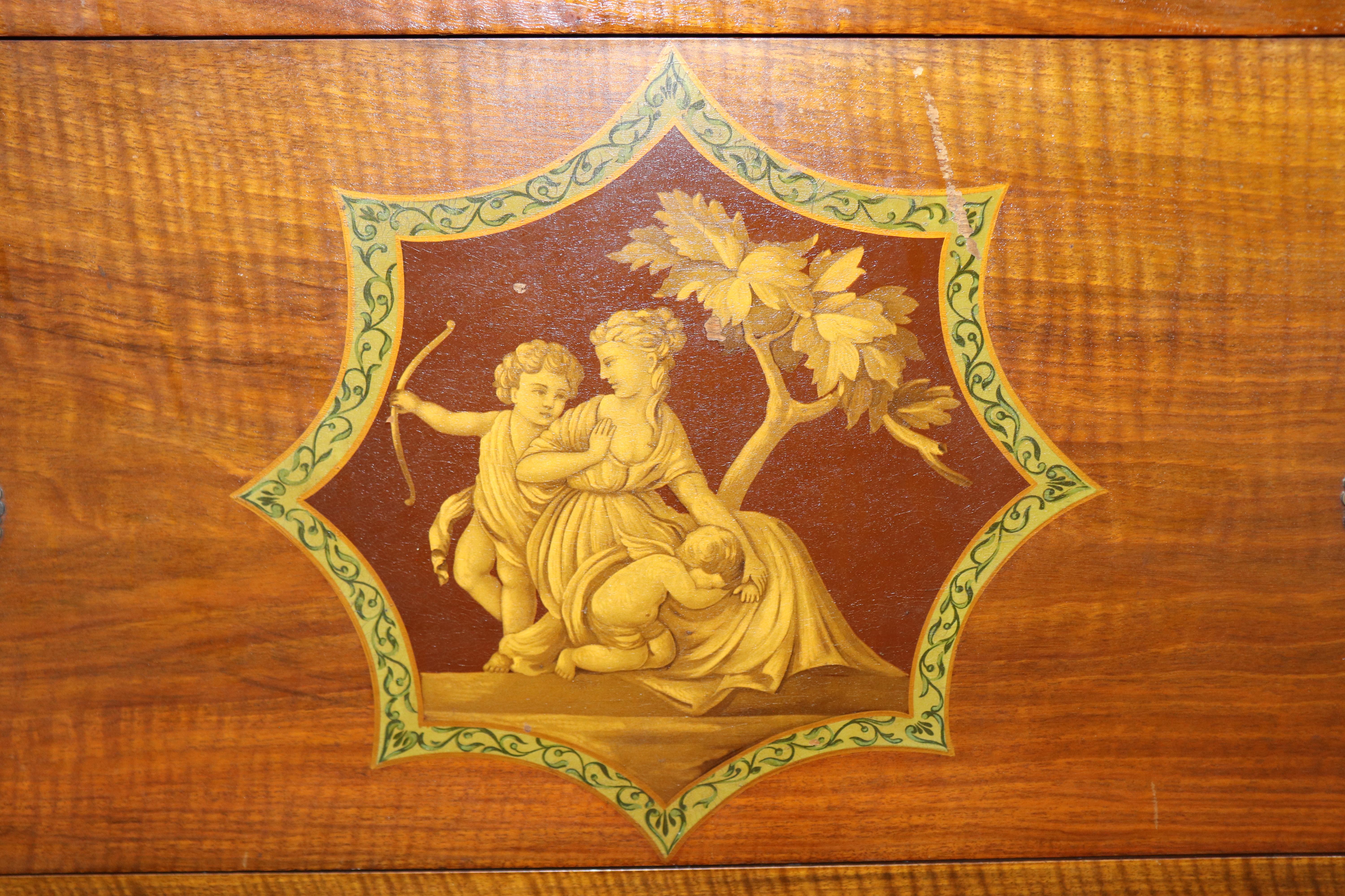 Stile Adam Comò da gentiluomo a cassetti componibili in legno di noce e raso decorato con vernice di Adams in vendita