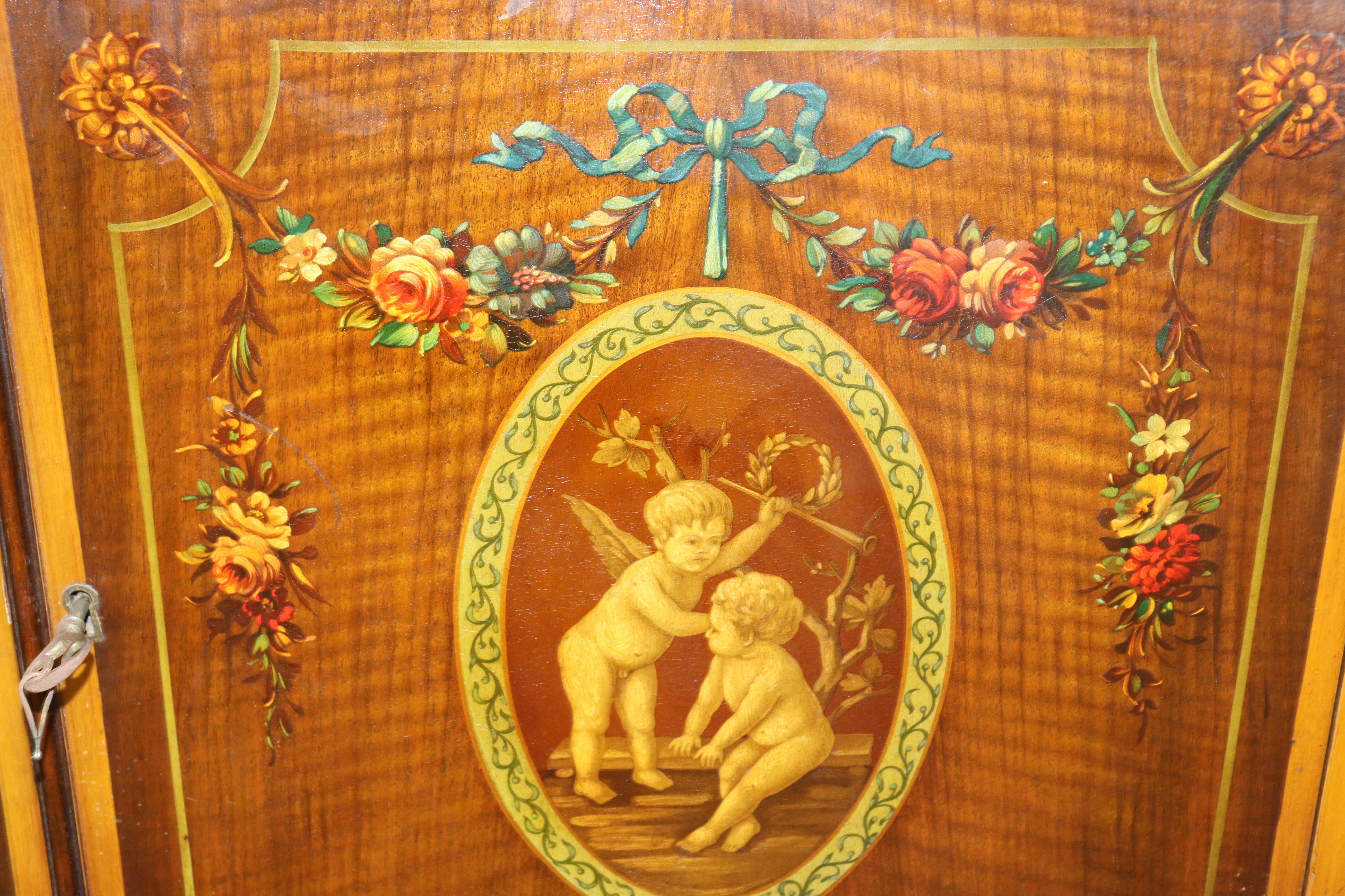 Americano Comò da gentiluomo a cassetti componibili in legno di noce e raso decorato con vernice di Adams in vendita