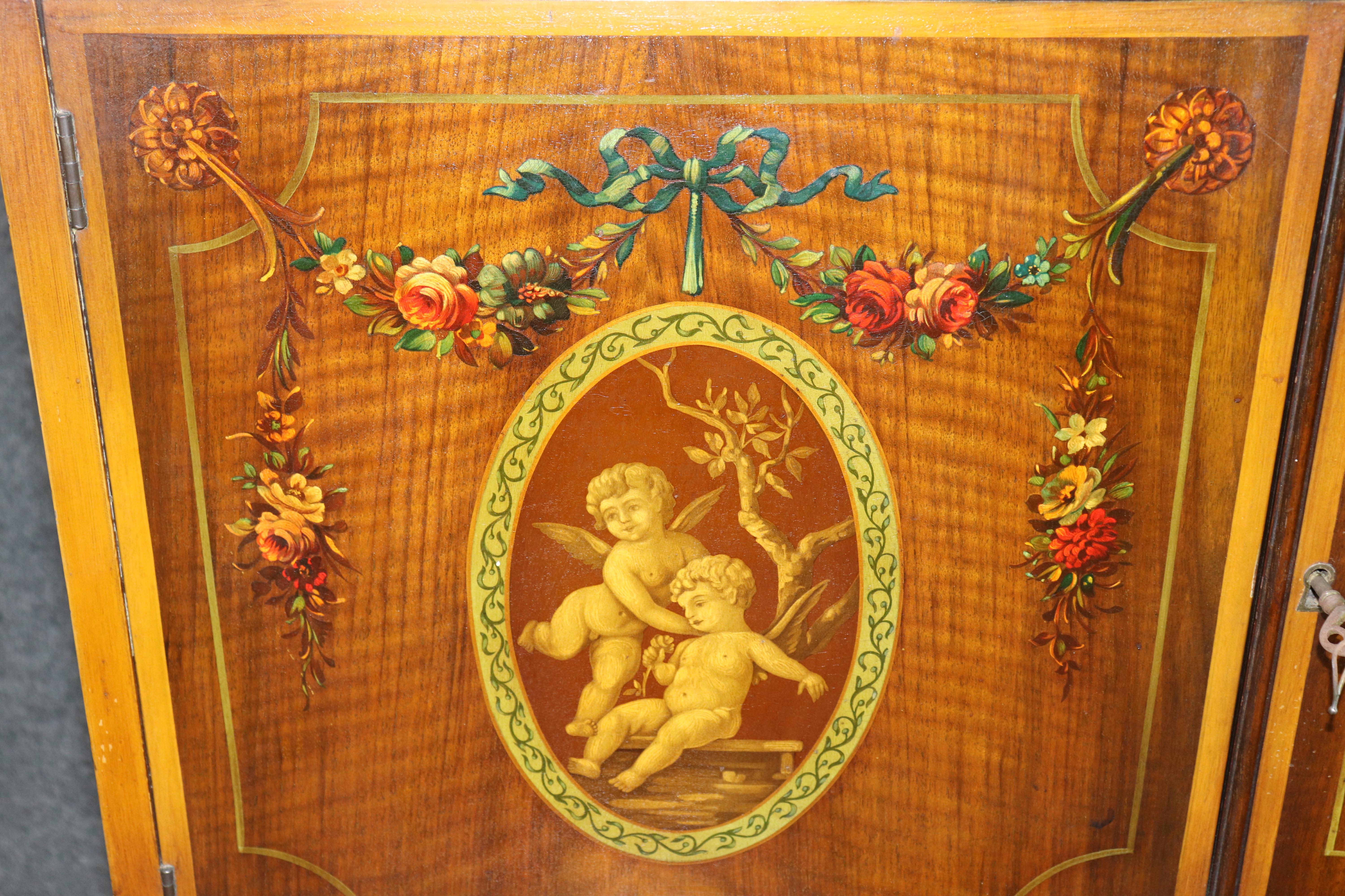 Comò da gentiluomo a cassetti componibili in legno di noce e raso decorato con vernice di Adams In condizioni buone in vendita a Swedesboro, NJ