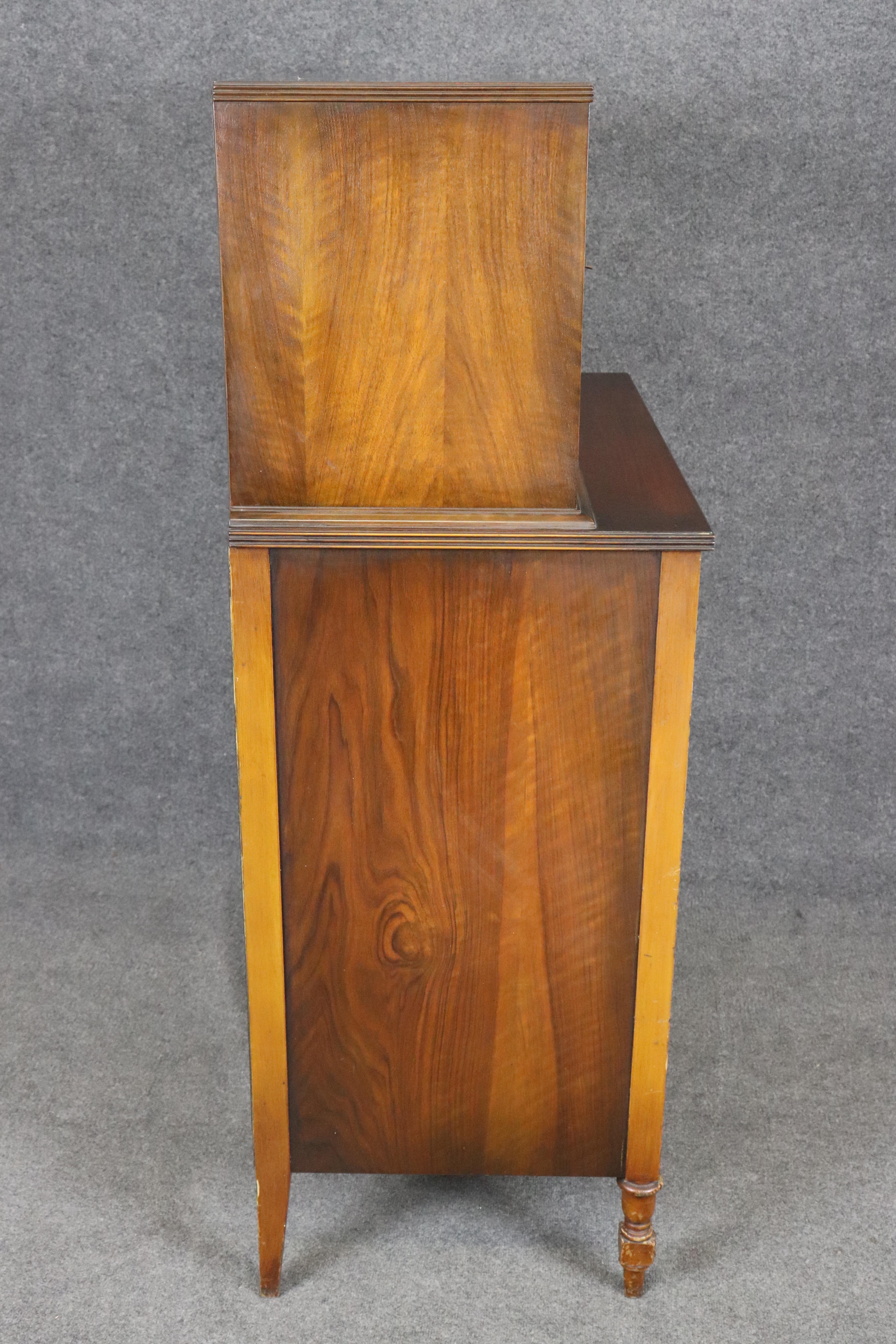 Legno di seta Comò da gentiluomo a cassetti componibili in legno di noce e raso decorato con vernice di Adams in vendita