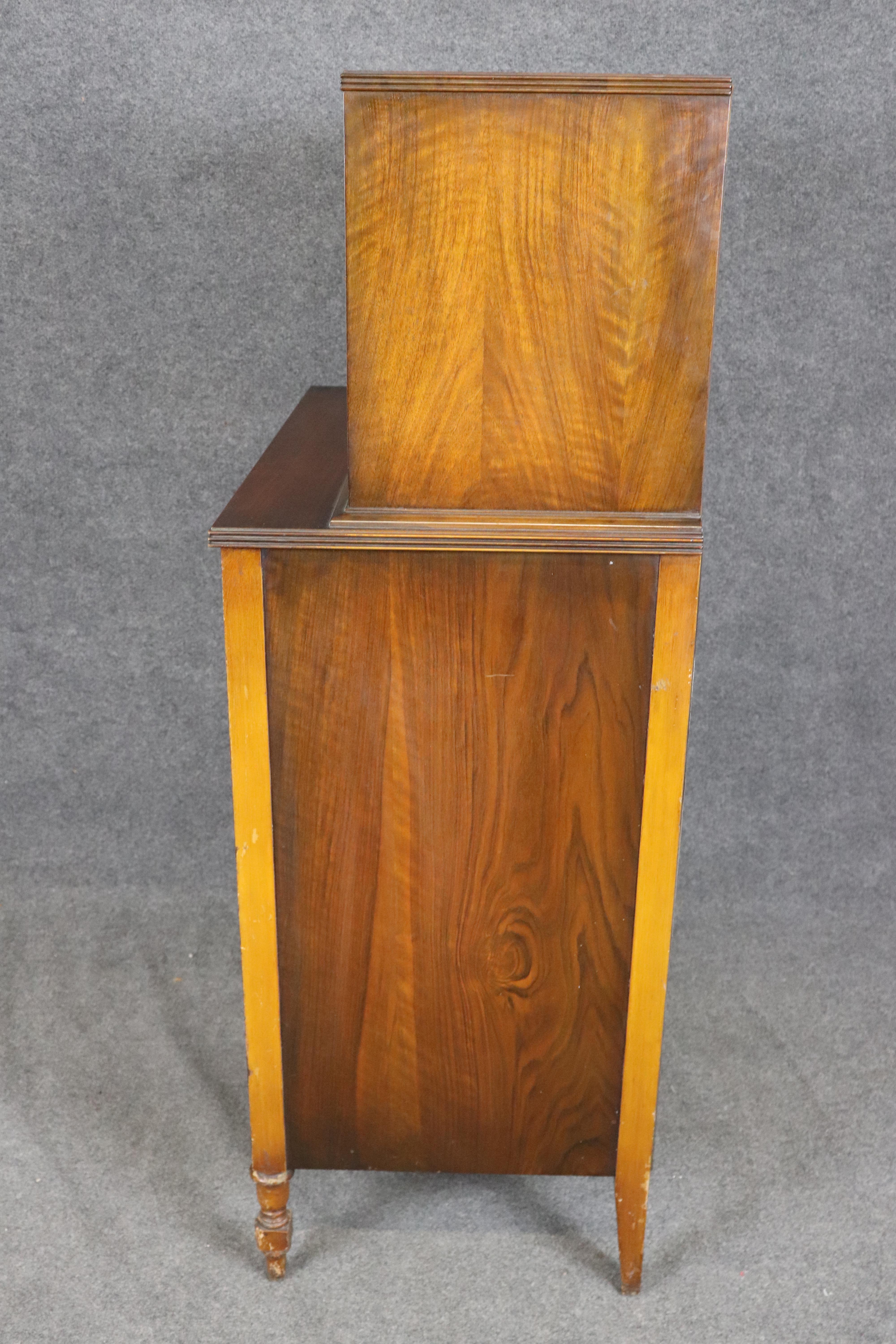 Comò da gentiluomo a cassetti componibili in legno di noce e raso decorato con vernice di Adams in vendita 1