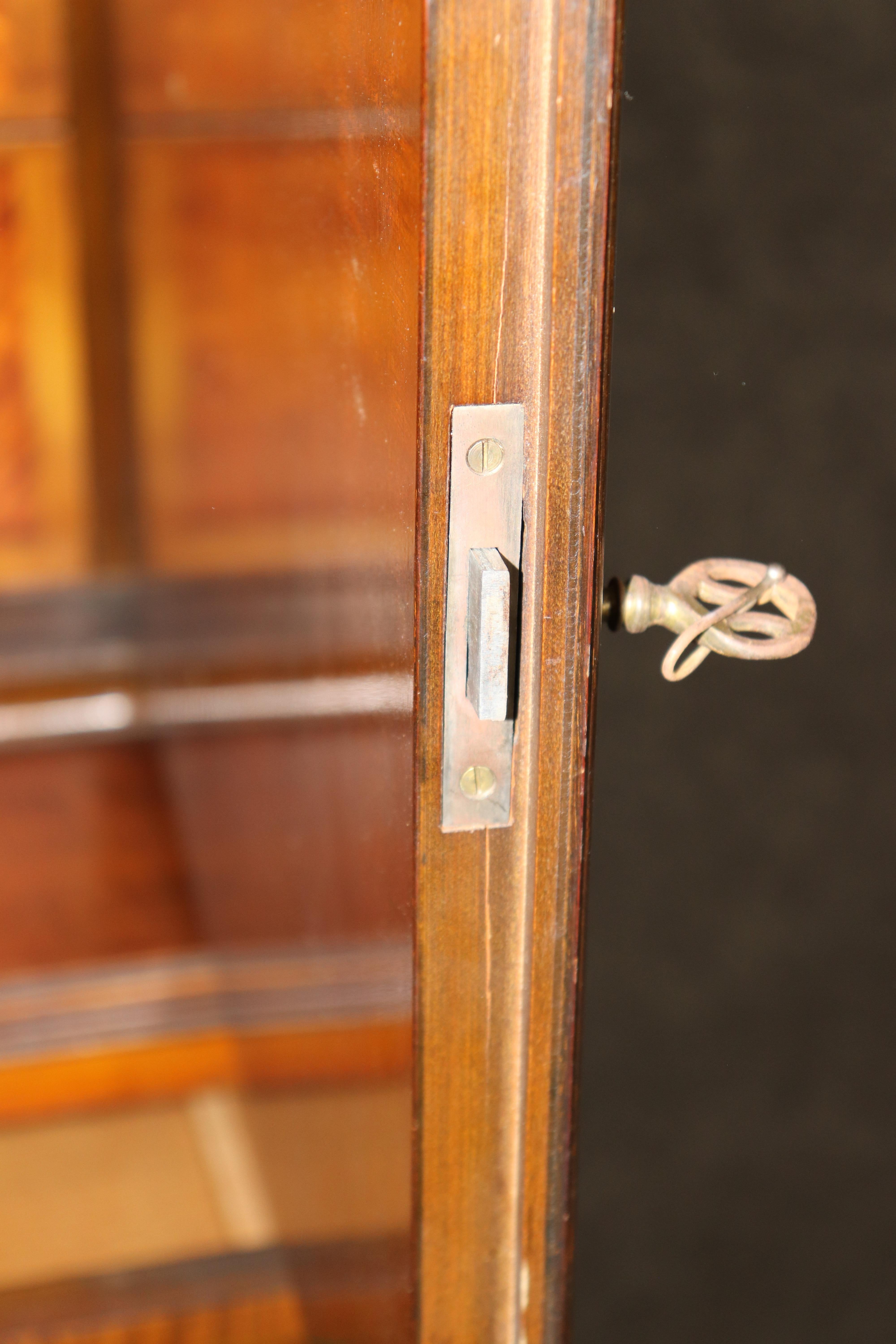 Comò da gentiluomo a cassetti componibili in legno di noce e raso decorato con vernice di Adams in vendita 2