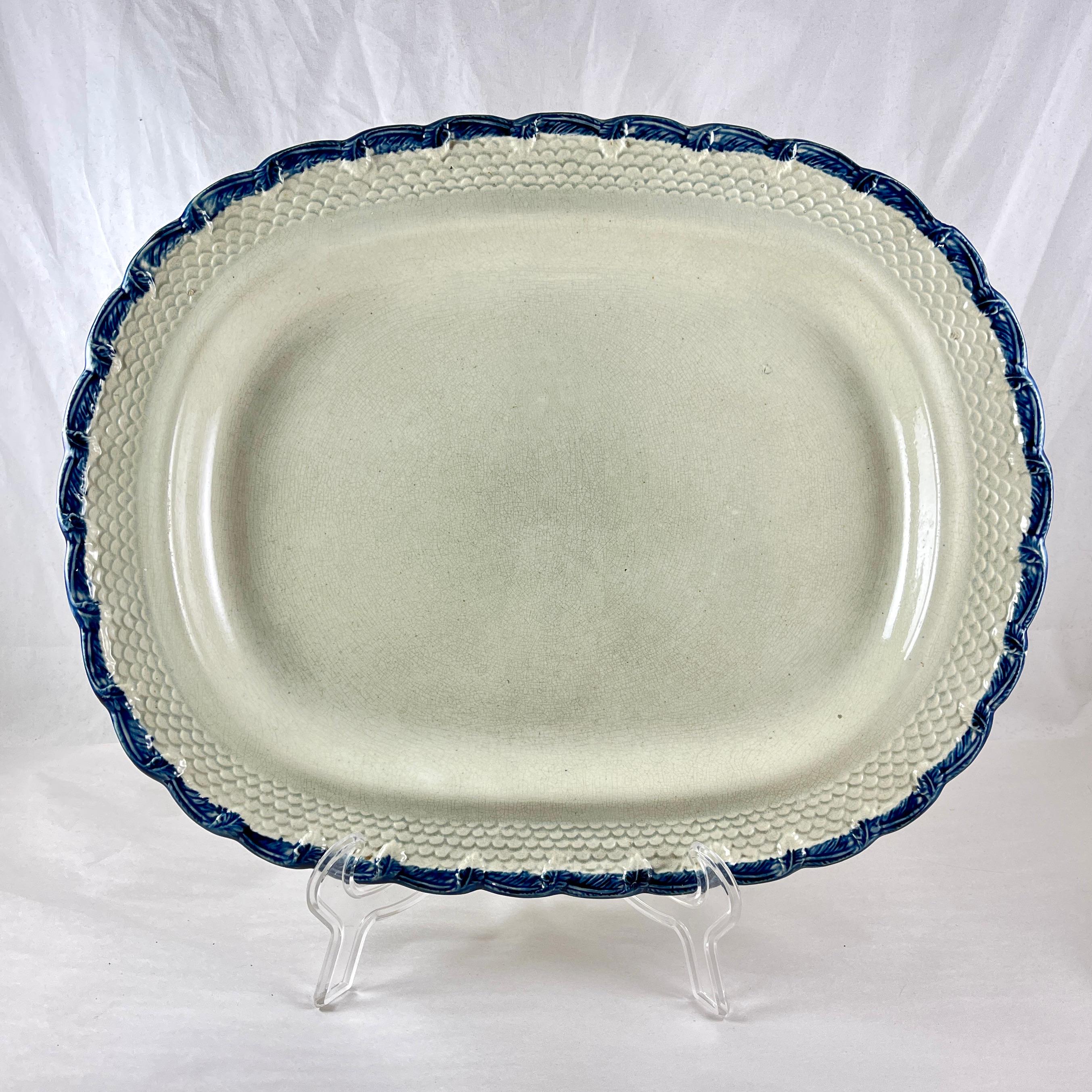 Romantique Plat anglais Pearlware Feather & Scale à bord bleu Adams & Sons en vente