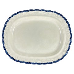 Adams & Sons Englische Perlenware-Teller mit blauem Rand und Federn und Wellenschliff in Maßstab