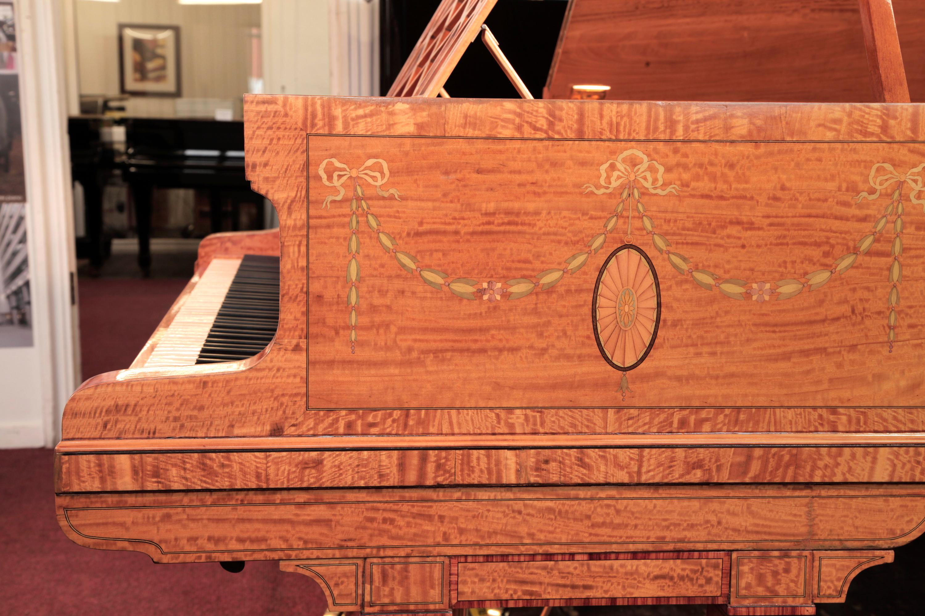 Style Adam Grand piano Bluthner de style Adams avec guirlandes et nœuds incrustées en bois de satin taillé sur quartier en vente