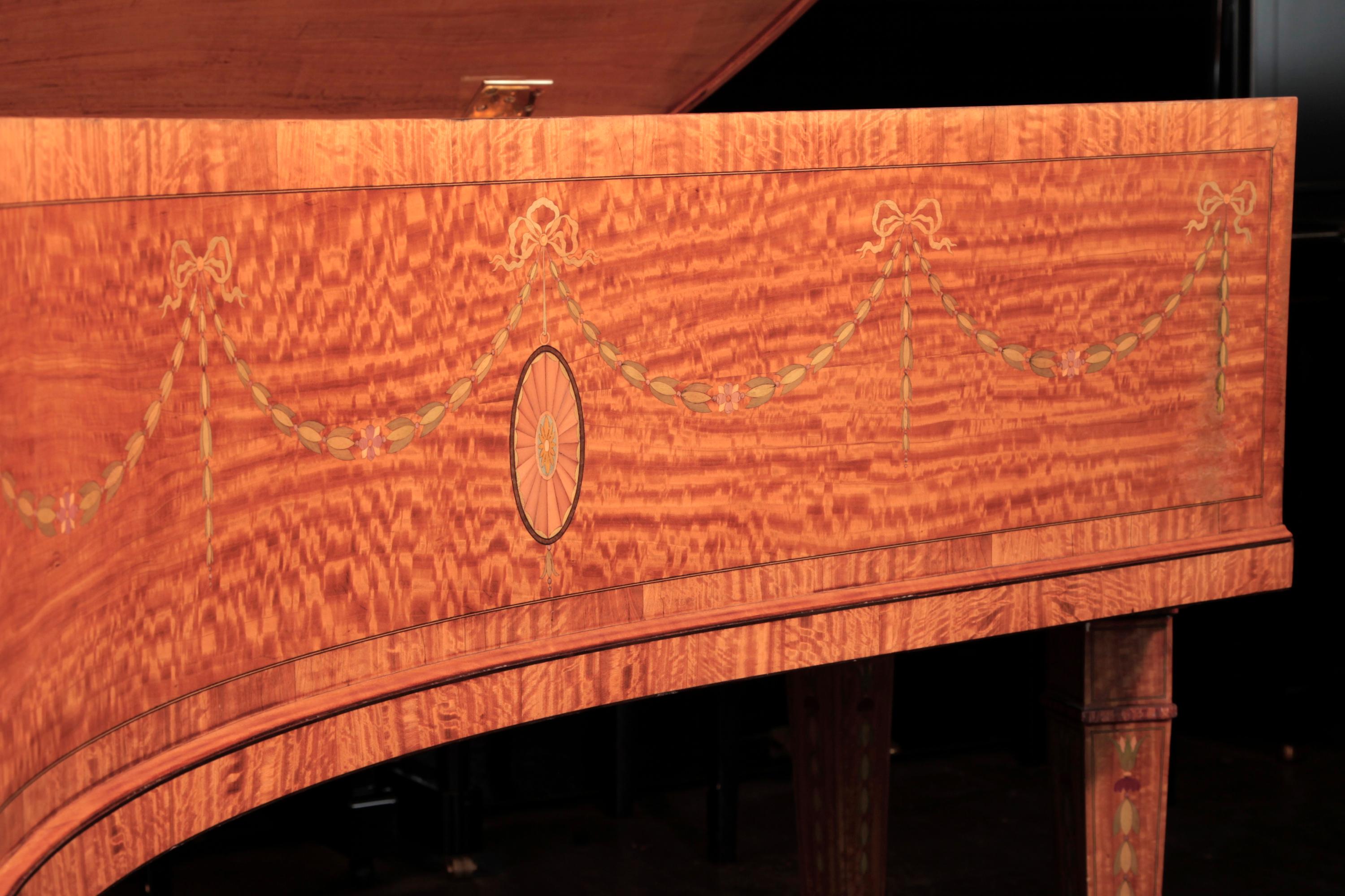 Allemand Grand piano Bluthner de style Adams avec guirlandes et nœuds incrustées en bois de satin taillé sur quartier en vente