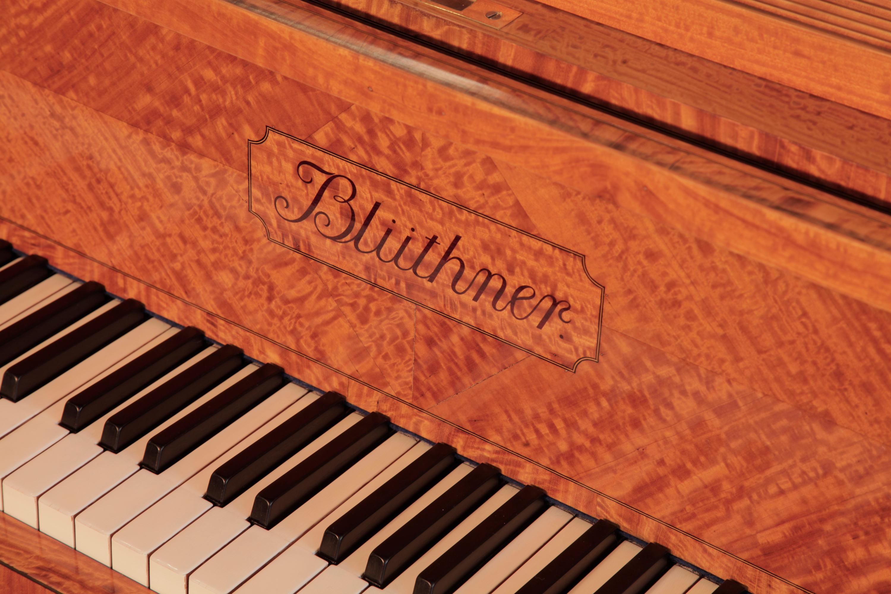 Buis Grand piano Bluthner de style Adams avec guirlandes et nœuds incrustées en bois de satin taillé sur quartier en vente