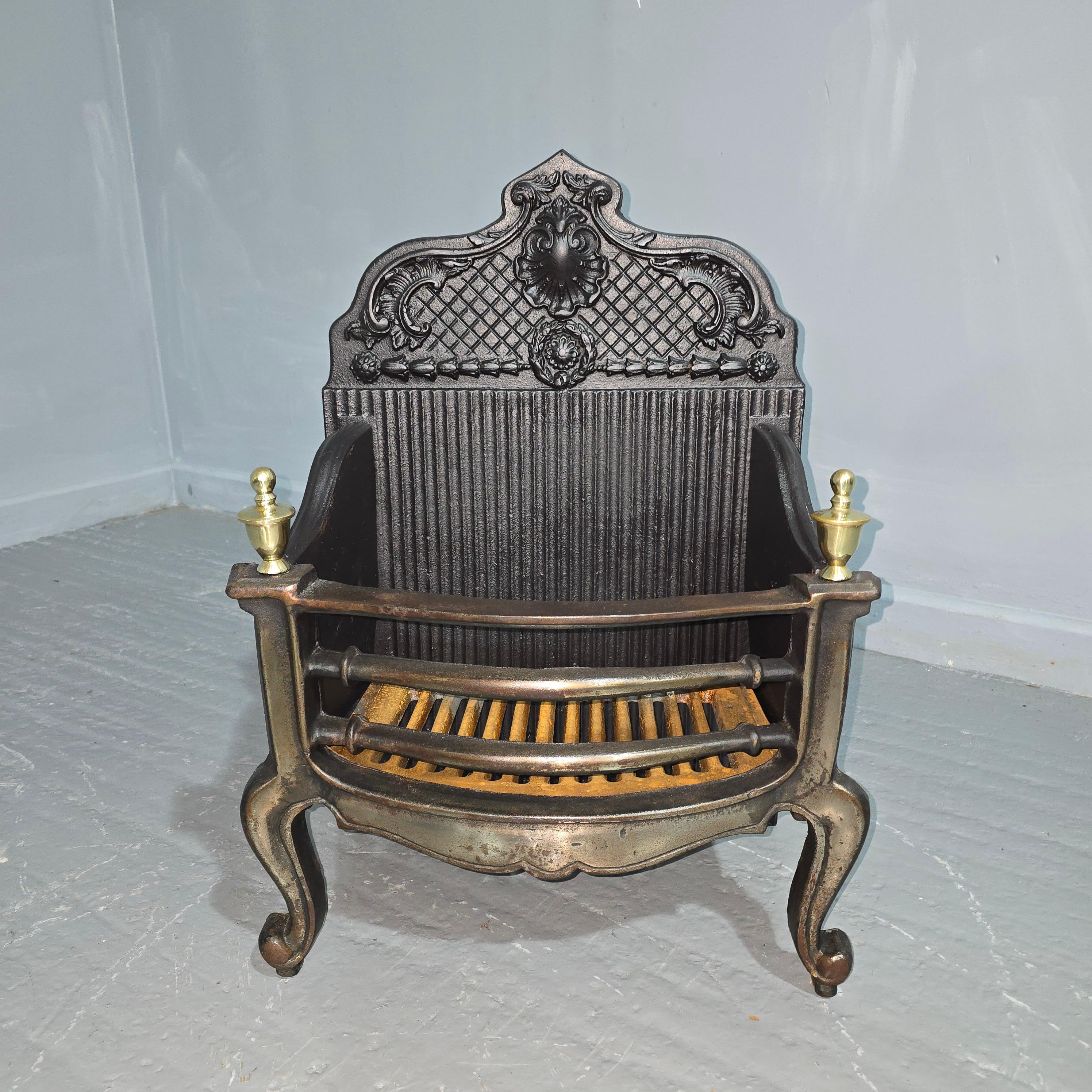 Très bonne grille de cheminée en fonte, acier poli et laiton de style Adams, en excellent état général de restauration.

24.5