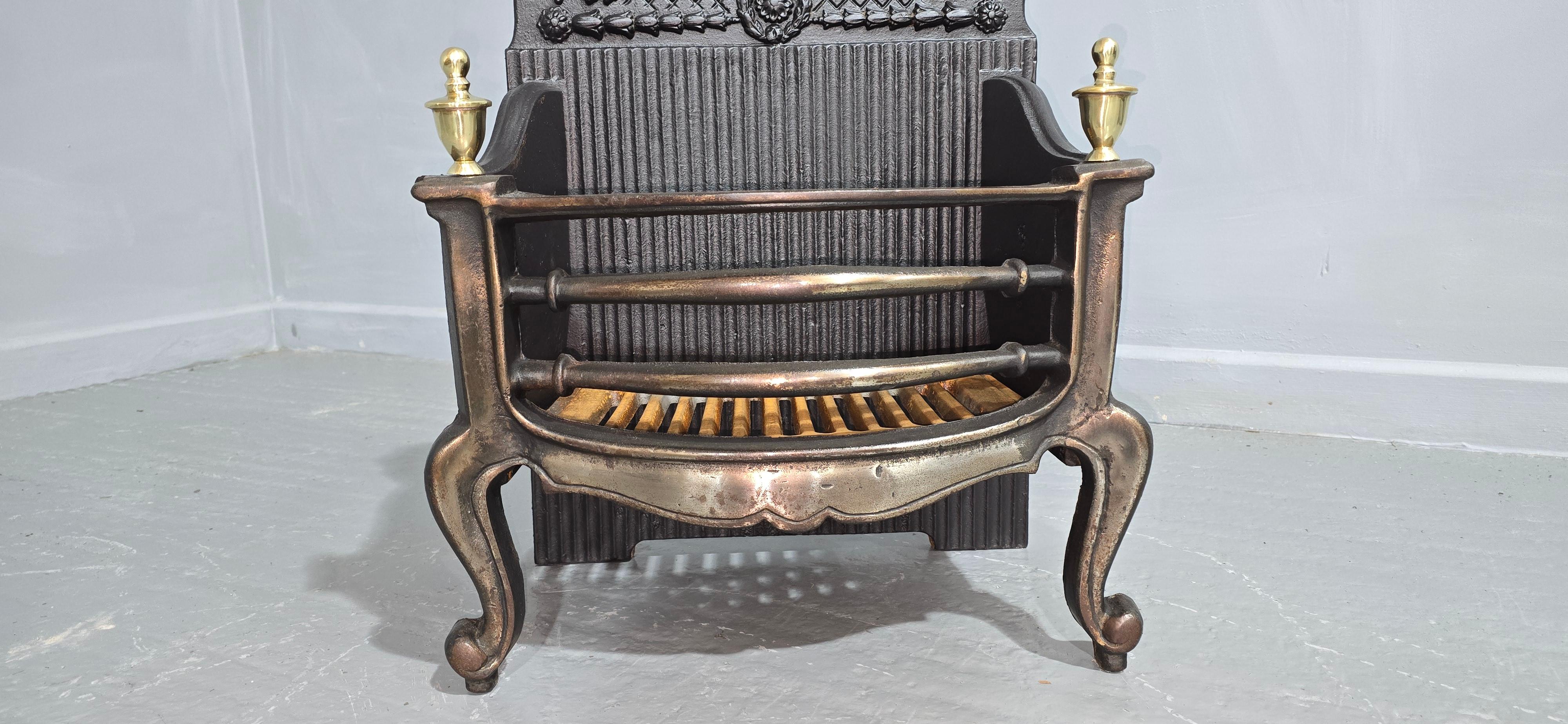 Style Adam Grille de foyer en fonte de style Adams en vente