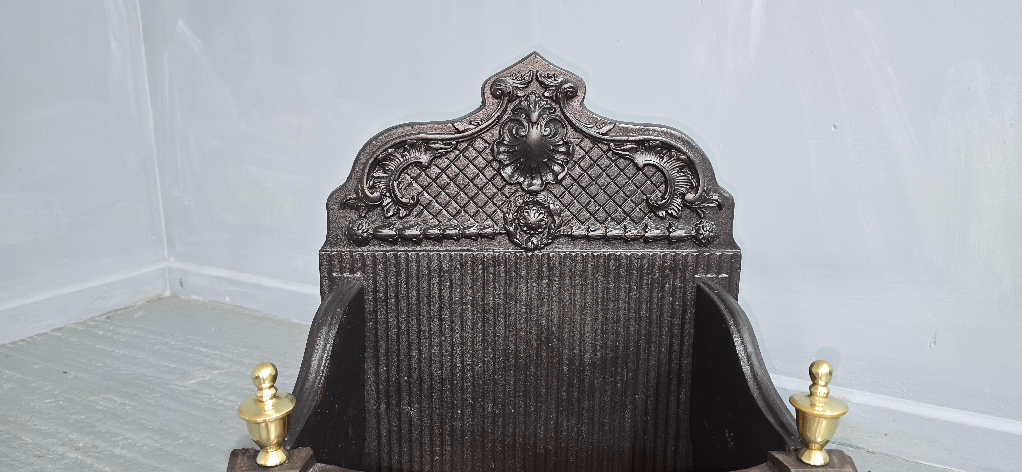 Anglais Grille de foyer en fonte de style Adams en vente
