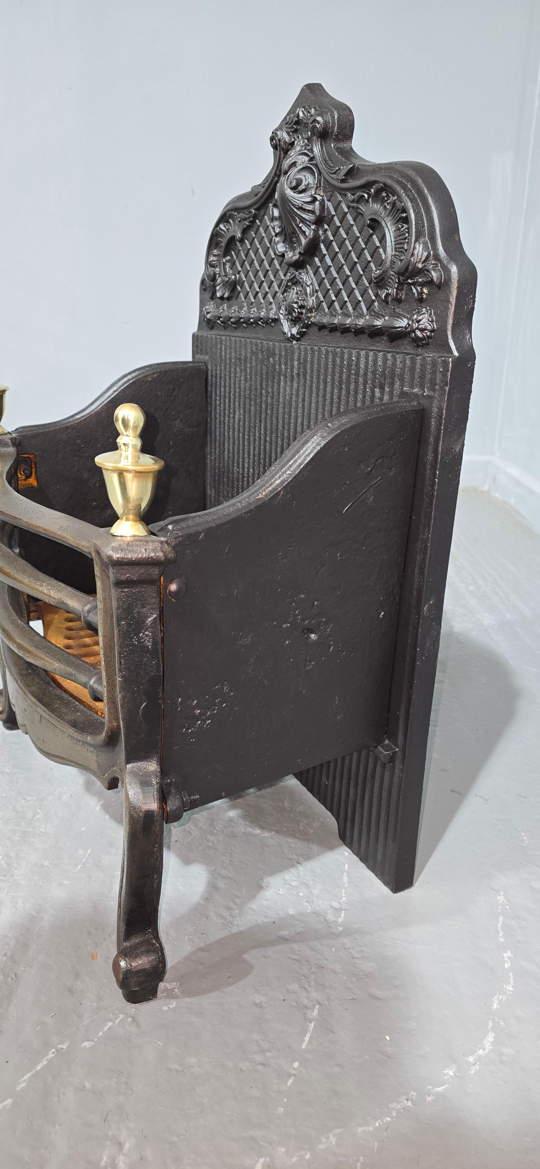 Fer Grille de foyer en fonte de style Adams en vente
