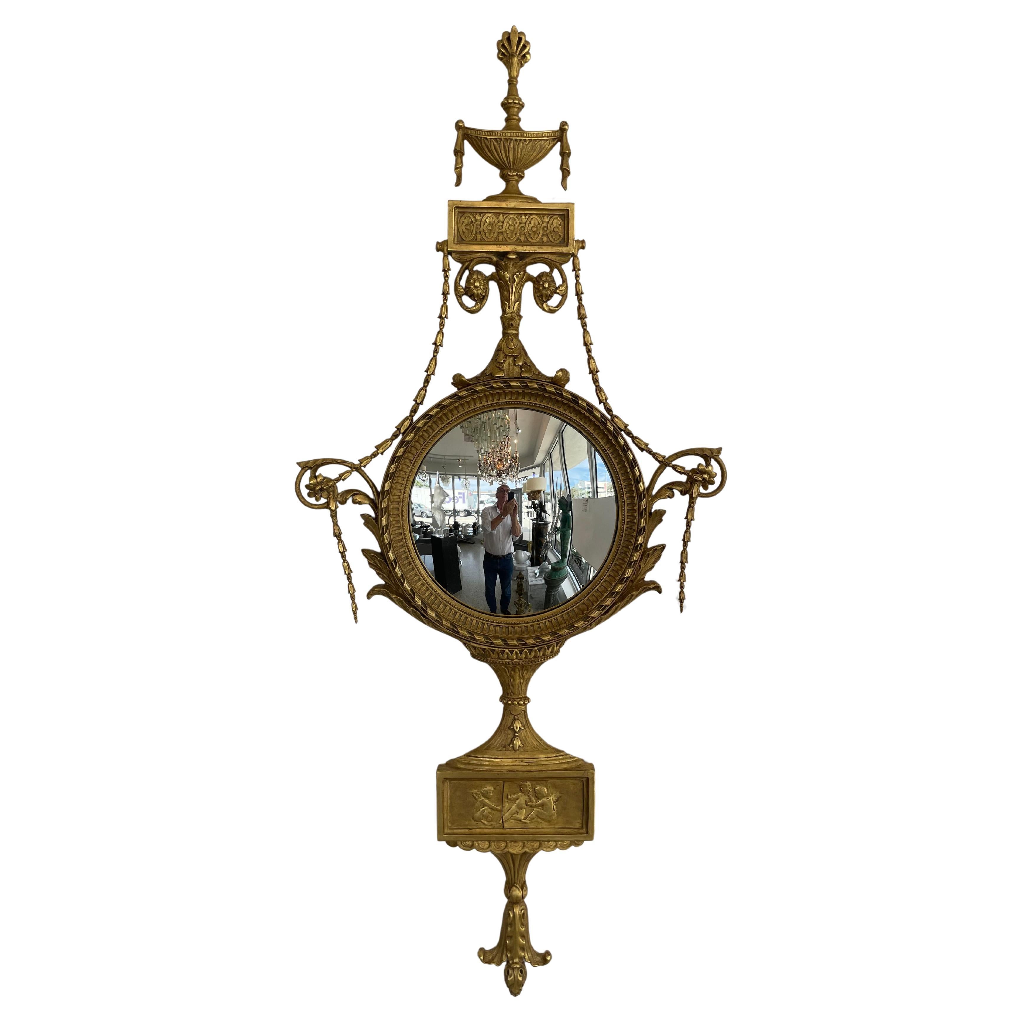 Cet élégant miroir mural convexe de style Adams date de la fin du XIXe siècle. Sa forme et son utilisation des matériaux en font un objet subtil et élégant.  

Note : Conserve son étiquette d'origine pour les rétaliens.

Pour information : Histoire