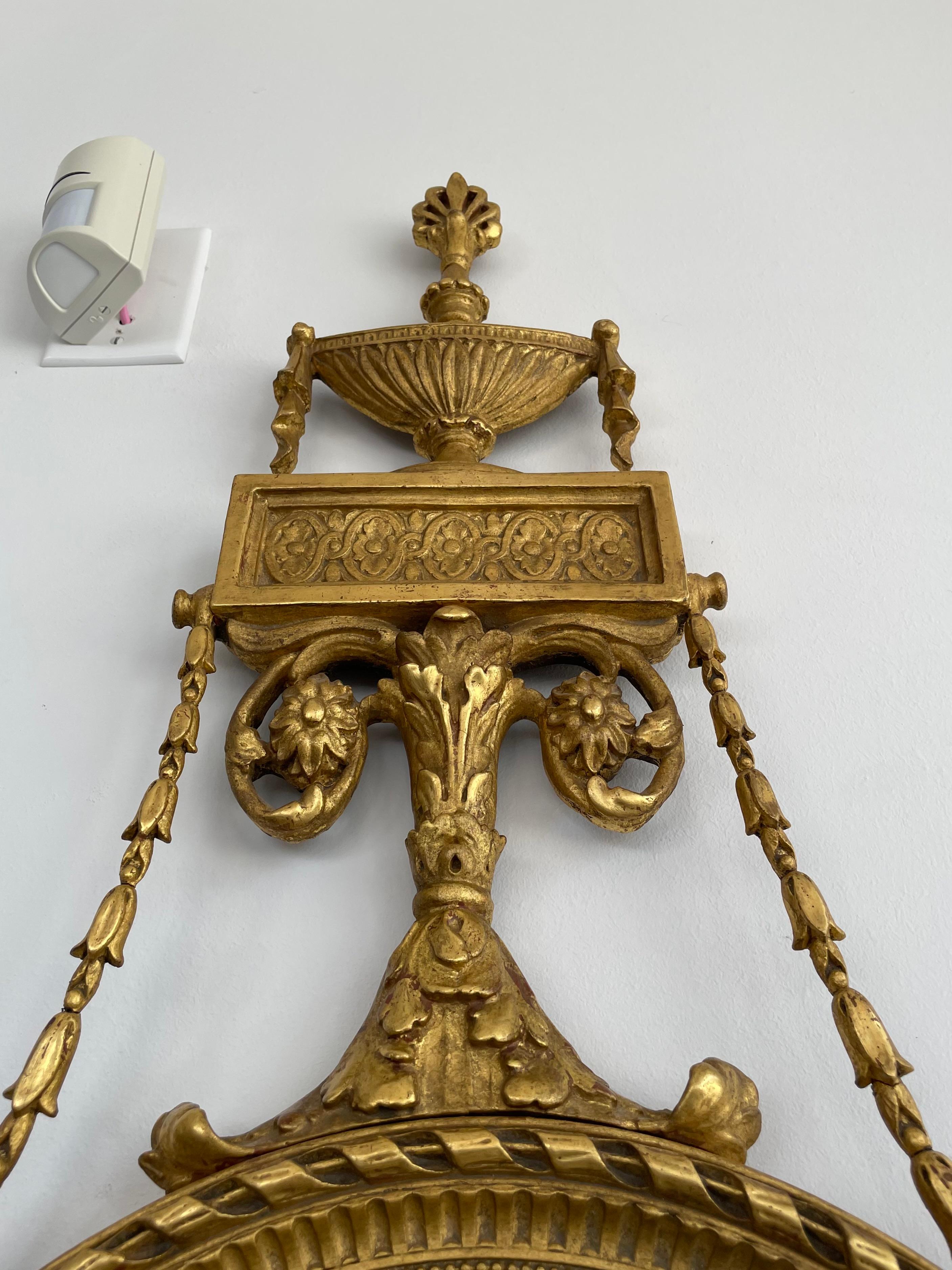 Anglais Miroir convexe en bois doré de style Adams en vente