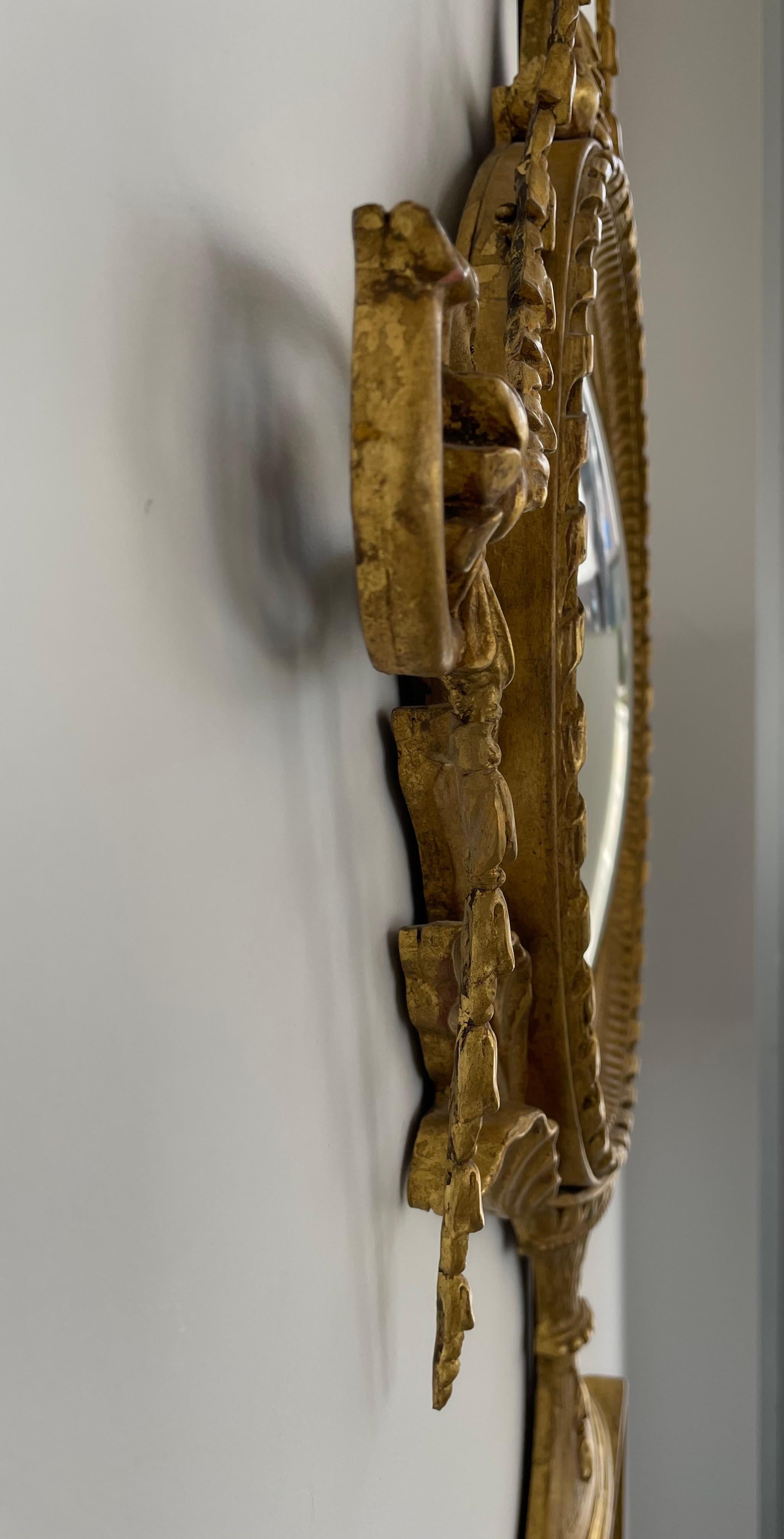 Sculpté à la main Miroir convexe en bois doré de style Adams en vente