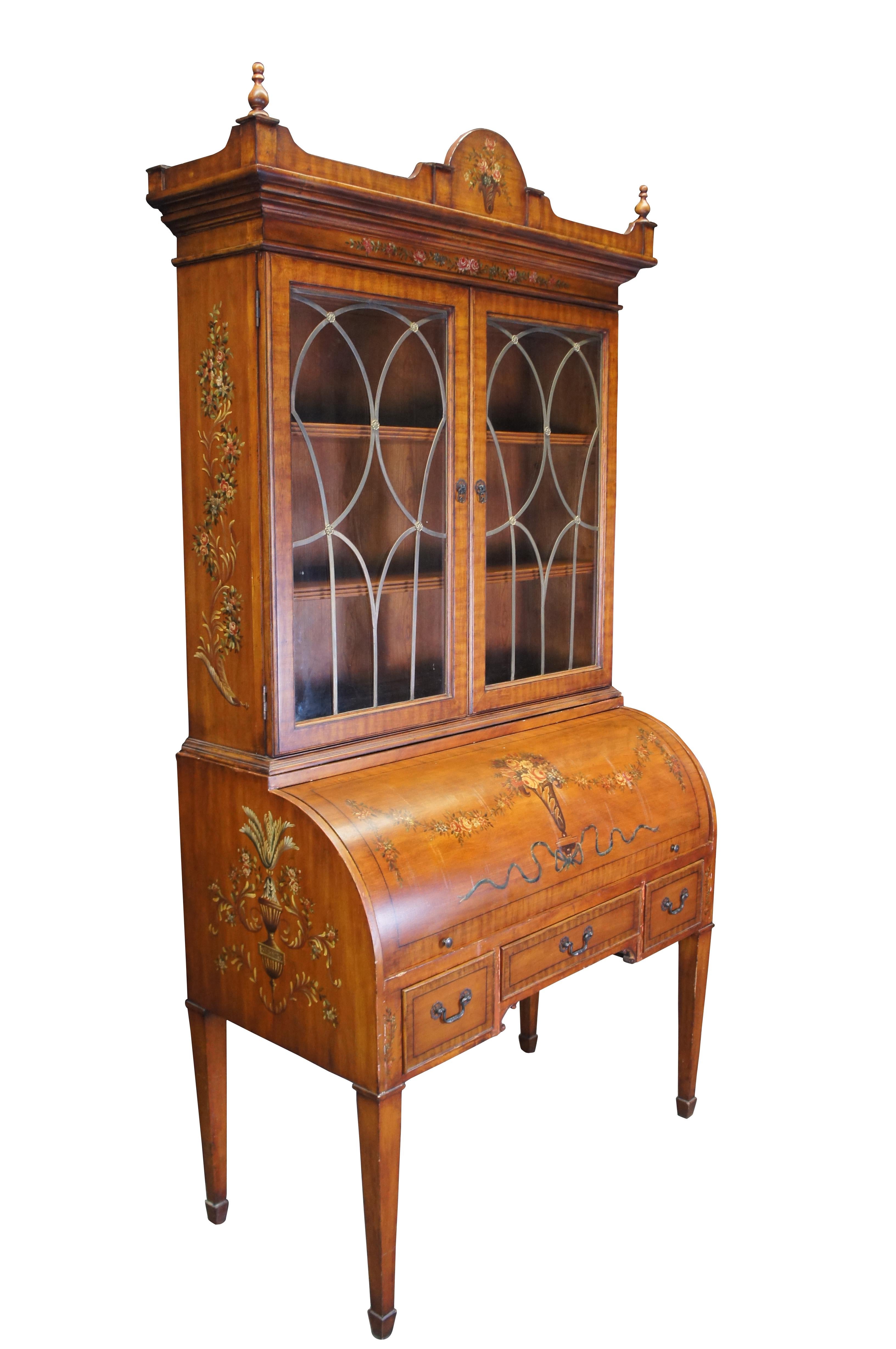 Impresionante escritorio secreter de medio cilindro estilo Adams con acabado en caoba y mueble librería superior con puertas caladas, apoyado en un escritorio secreter inferior que se abre a una superficie de escritura de cuero labrado con varios
