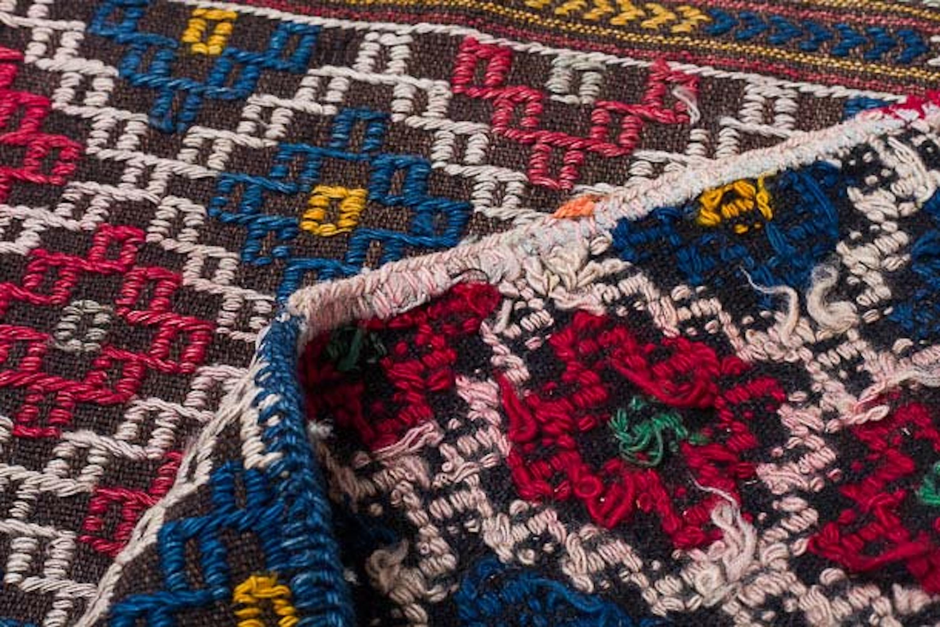 Il s'agit d'un kilim traditionnel tissé à la main dans la région d'Adana, dans le sud de la Turquie. Mesurant 57 cm x 96 cm, il est fabriqué à 100 % en laine. À l'origine, cette pièce était utilisée comme panneau avant d'un coussin connu sous le nom