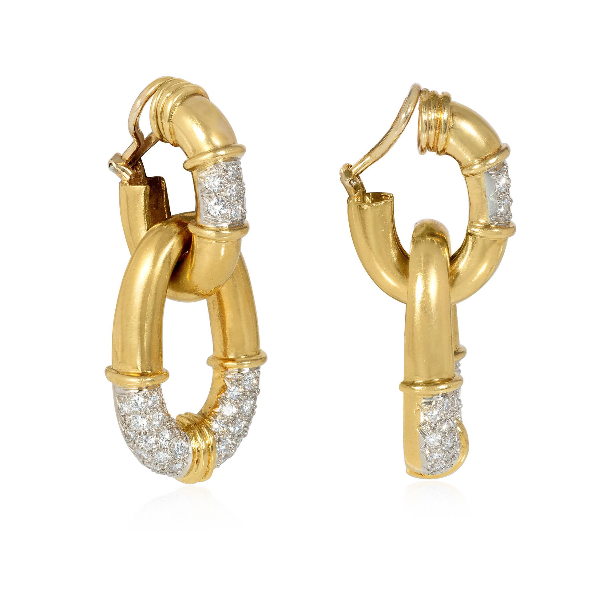 Un paio di orecchini da giorno a notte in oro e pavé di diamanti, dal design oblungo, in 18 carati e platino. Diamanti Atw 2.25 carati.

* Spedizione gratuita
* Include una lettera di autenticità a fini assicurativi.
* Non esitare a richiedere un
