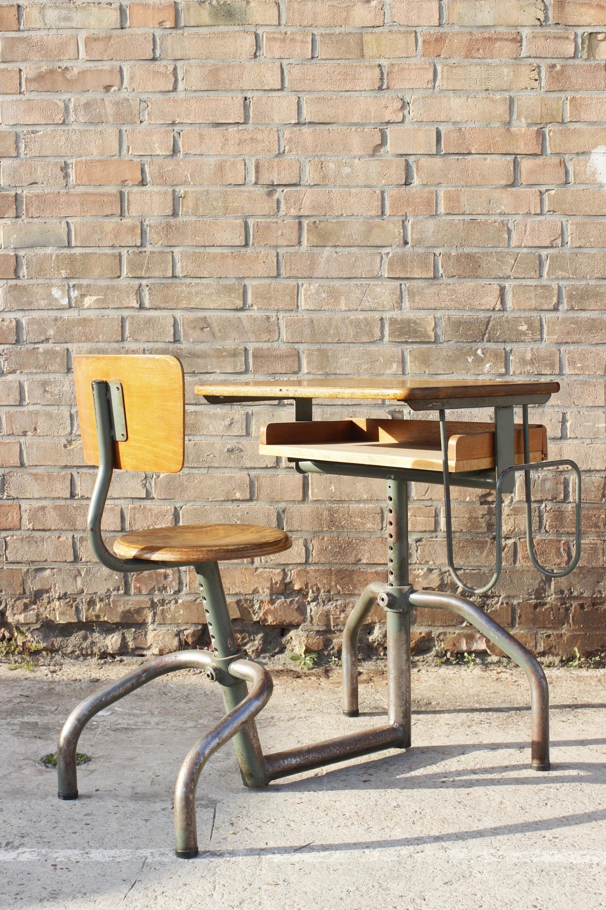 Anpassungsfähiger Schultisch, entworfen von Jacques Hitier, hergestellt von Mobilor France in den 1950er Jahren, oft fälschlicherweise Jean Prouvé zugeschrieben. 

Das Design ist typisch für die Produktion der französischen Wiederaufbauzeit nach dem
