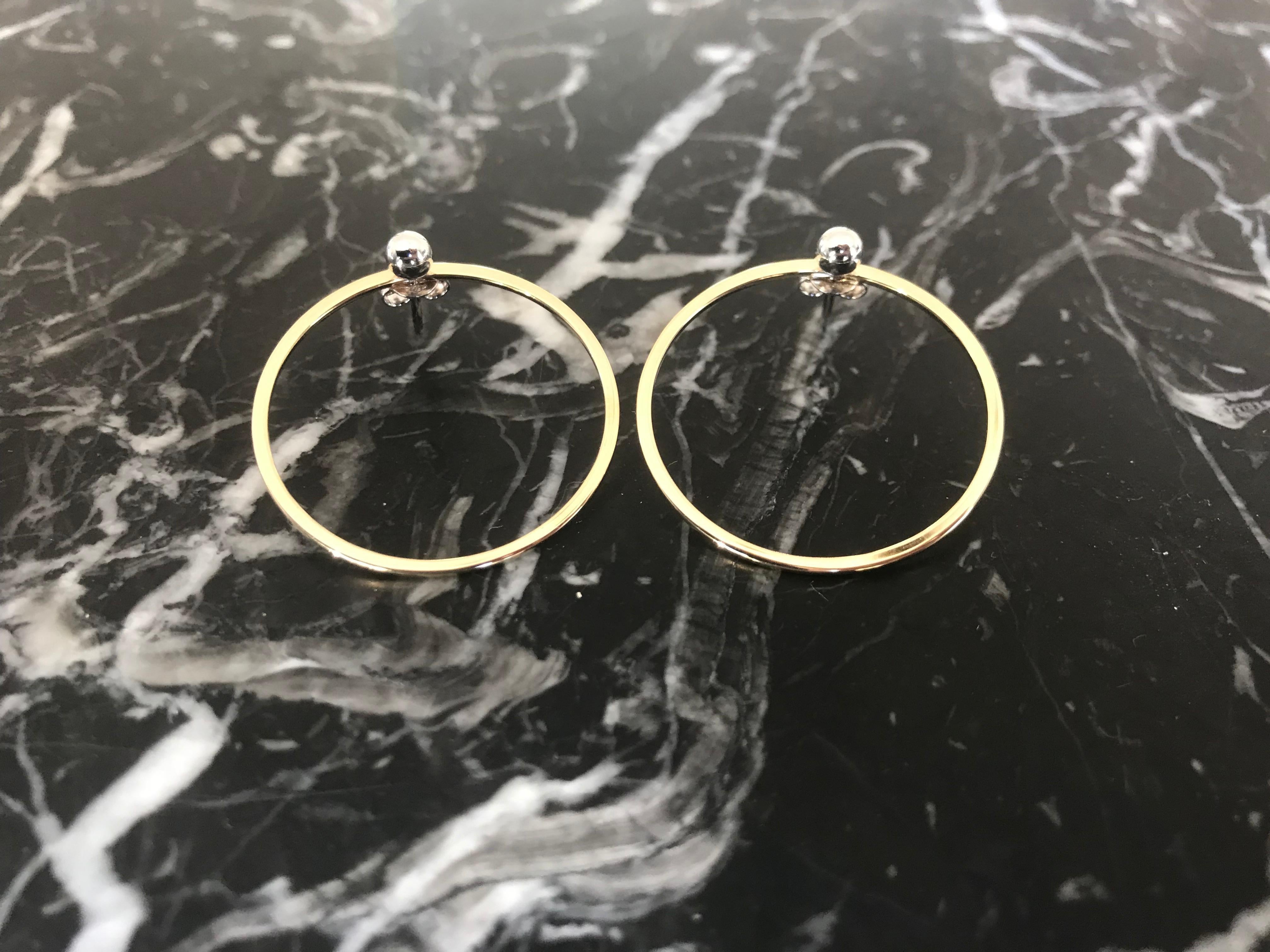 Adaptable Solid 14 Karat Yellow Gold Hoop Earrings And Classic White Gold Studs In New Condition For Sale In Berlin, DE