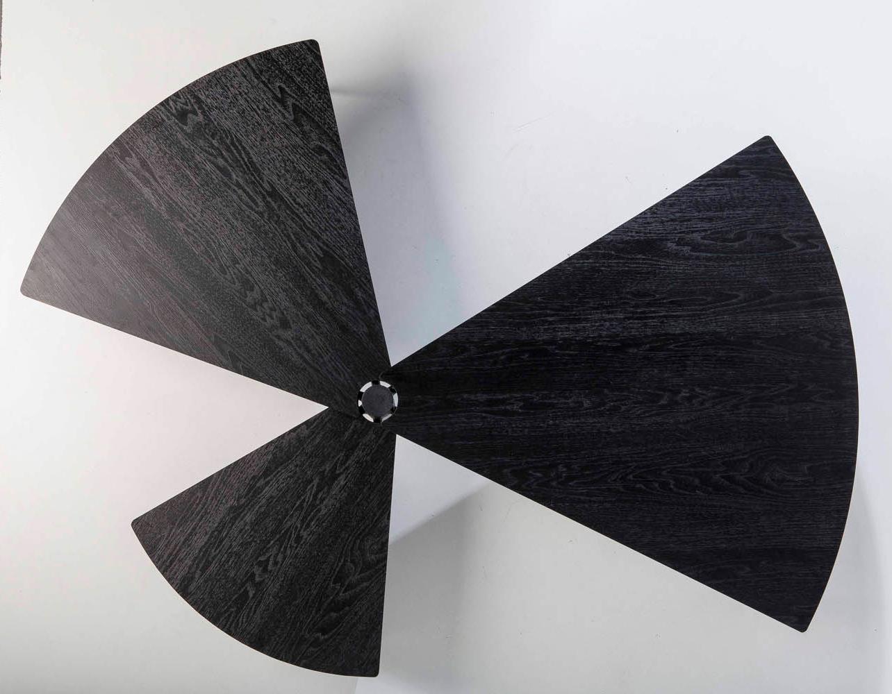 With 3 independent tops that pivot on the same axis, the piece is suitable for small environments, but also for larger spaces, being able to acquire up to 1.70m of wingspan when opened. Available in natural or ebonized oak finishing, the fan coffee