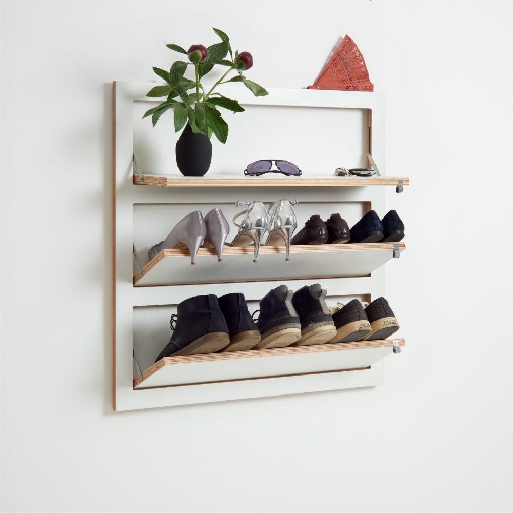 To eliminate mountains of shoes under the wardrobe, all Fläpps wall shelves with a small depth can now be conver- ted into a shoe shelf with a simple trick. By inserting small magnets in the rail of the hinges, the flaps of the shelves open only 45