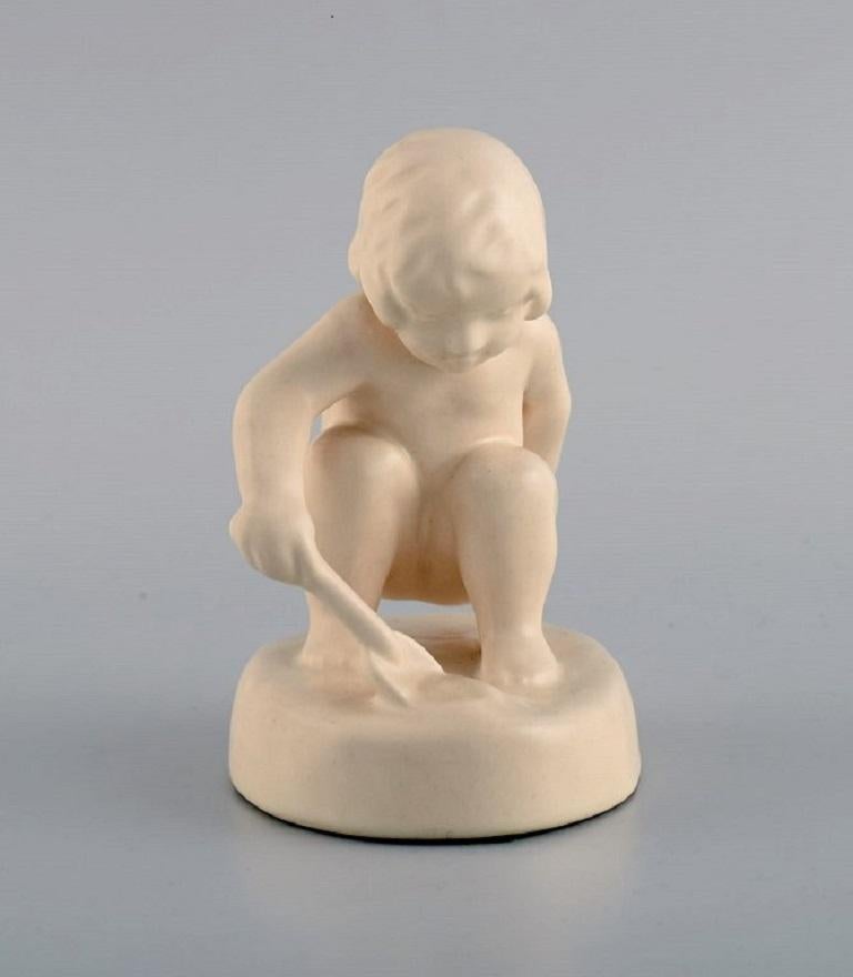 Adda Bonfils (1883-1943) pour Ipsen Enke. Figure de jeune fille avec une pelle en céramique émaillée. Modèle 889. 
1920s / 30's.
Mesures : 11,5 x 9 cm.
En parfait état.
Estampillé.