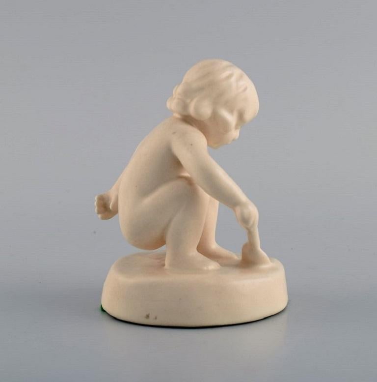 Danois Adda Bonfils '1883-1943' pour Ipsen, figure de jeune fille à la pelle en céramique en vente