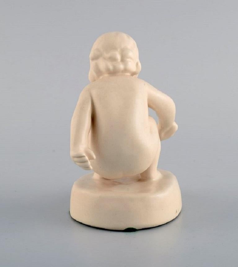 Adda Bonfils '1883-1943' pour Ipsen, figure de jeune fille à la pelle en céramique Excellent état - En vente à Copenhagen, DK