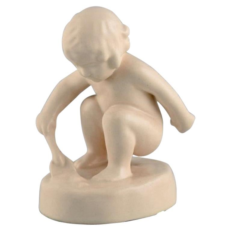 Adda Bonfils '1883-1943' pour Ipsen, figure de jeune fille à la pelle en céramique en vente