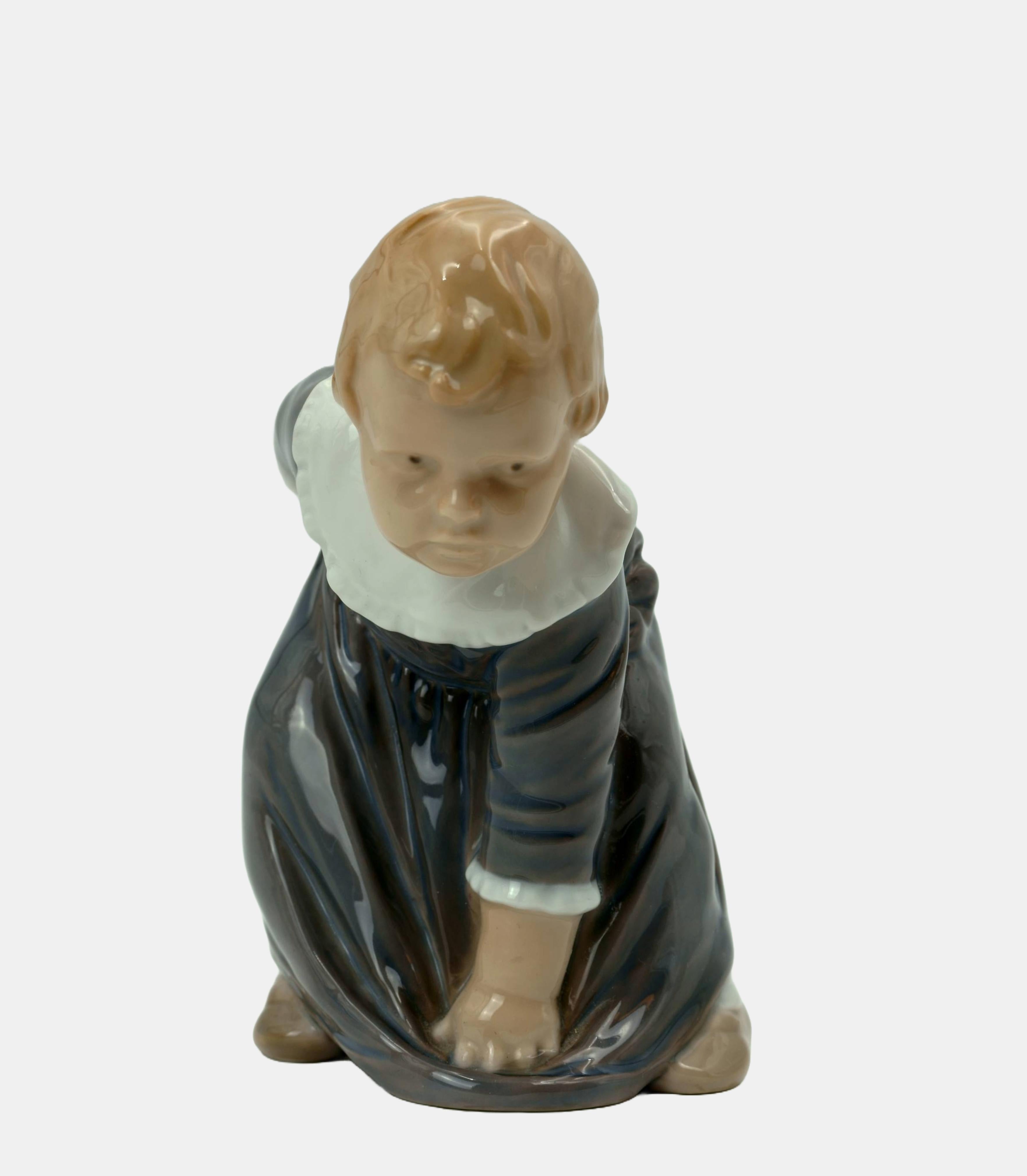 Figure jouant avec Bing & Grondahl / - Lariousness of the game - - Sculpture de Adda Bonfils