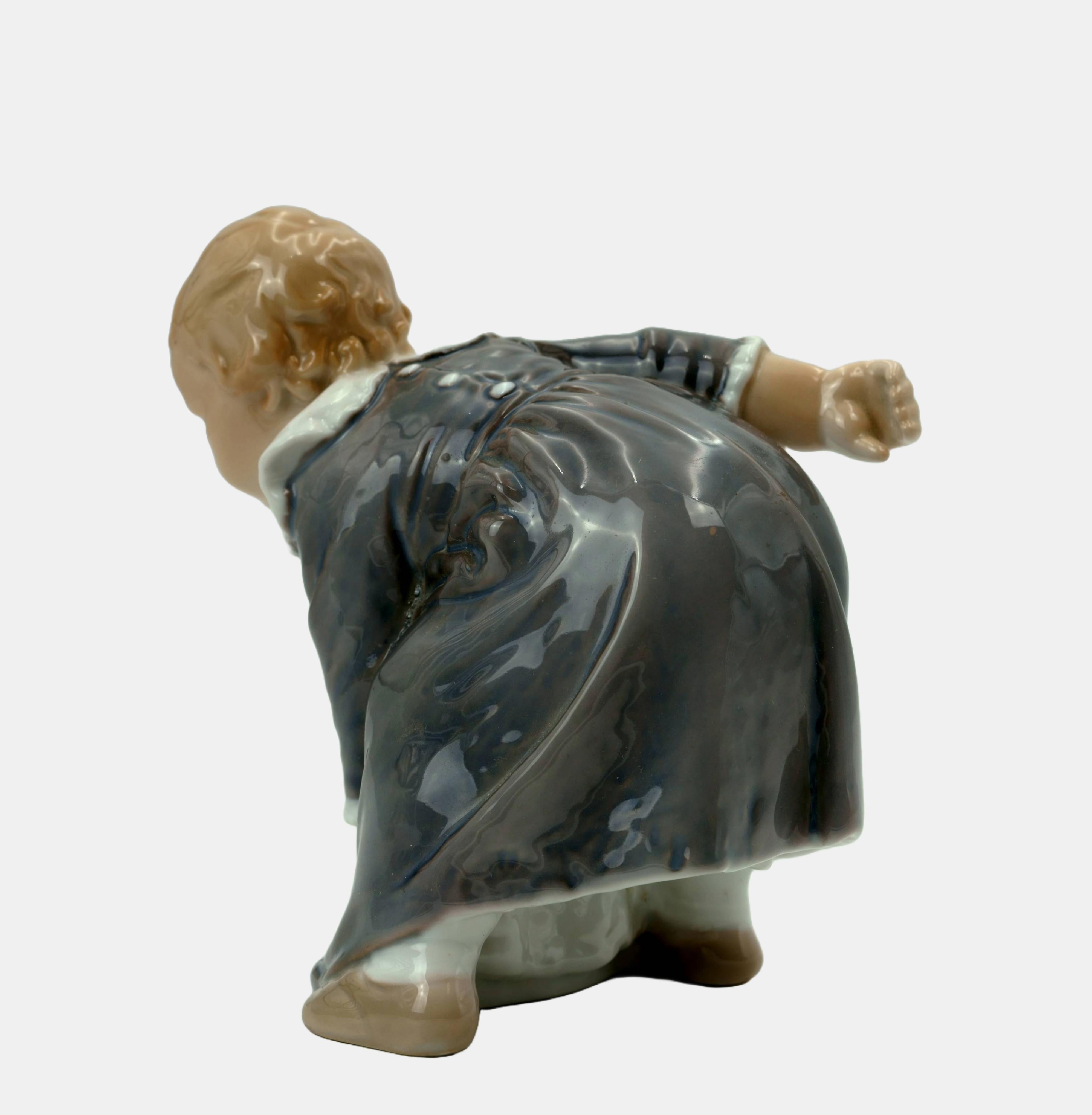 Figure jouant avec Bing & Grondahl / - Lariousness of the game - - Gris Figurative Sculpture par Adda Bonfils