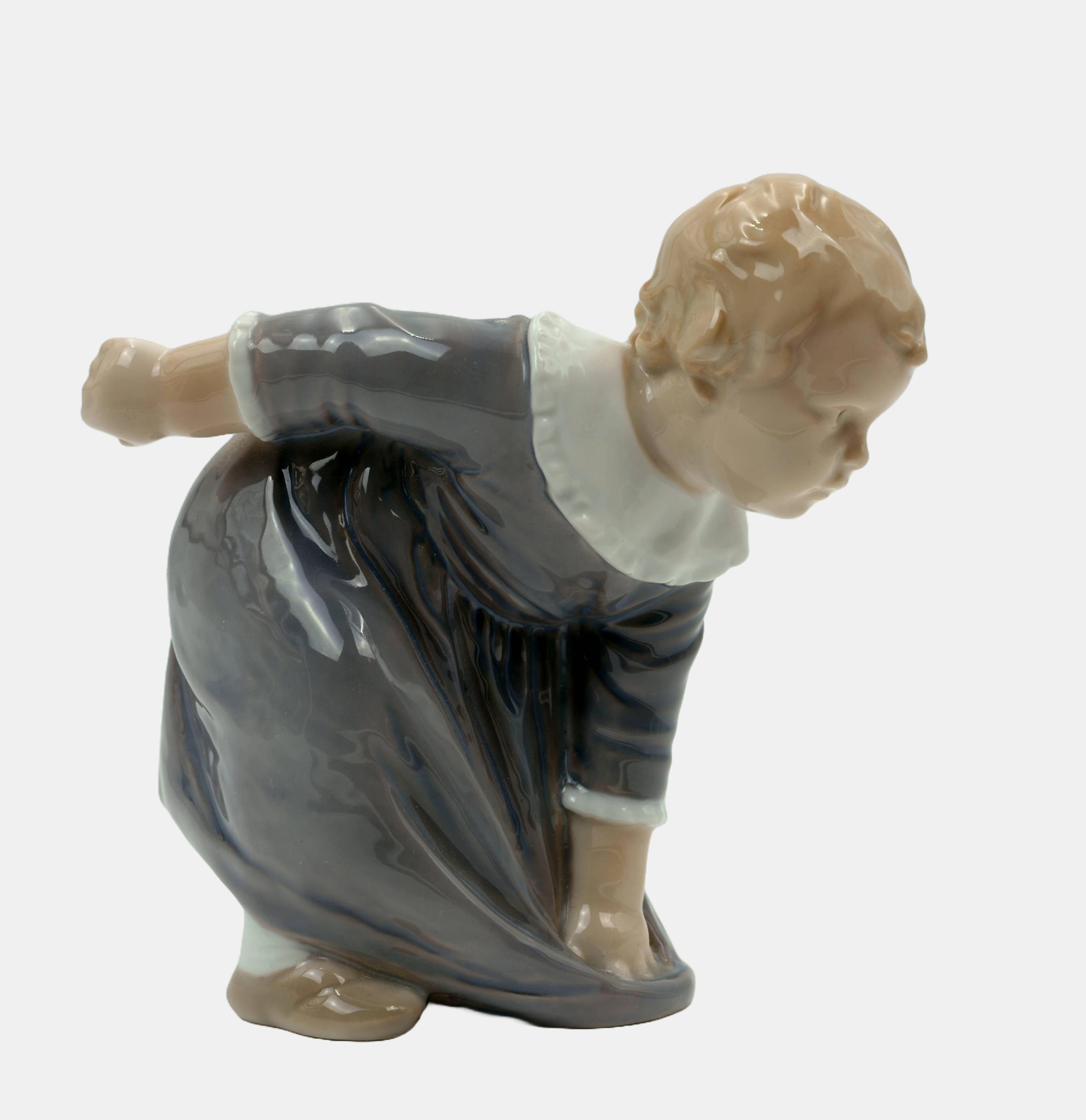 Adda Bonfils (1883-1914), Playing Girl, conçu vers 1920, réalisé entre 1966 et 1969, numéro de modèle 1995, premier choix. Porcelaine avec peinture sous glaçure. 13,5 cm (hauteur) x 9 cm (longueur) x 13 cm (profondeur). Marqué et numéroté sous la