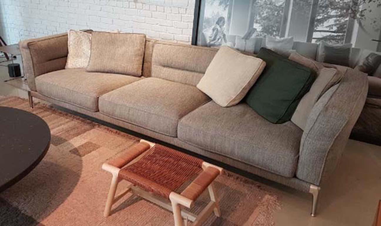 The Adda sofa features a clean, contemporary style. Its lightweight structure and generously-filled goose-down cushions feature piping that highlights their soft, welcoming shapes. The Adda sofa sits on a metal base covered in leather or fabric,