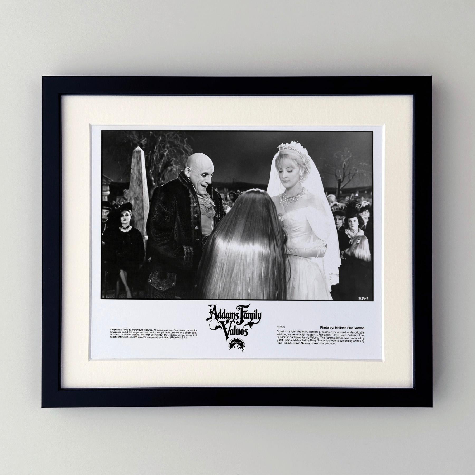 Original 8x10 Zoll Werbefilm-Fotostandbild für Addams Family Values (1993) mit  Christopher Lloyd und Joan Cusack.

Werbefotos (Film/Produktion) wurden erstellt, um die Studios bei der Werbung für ihre neuen Filme zu unterstützen. Die Standbilder