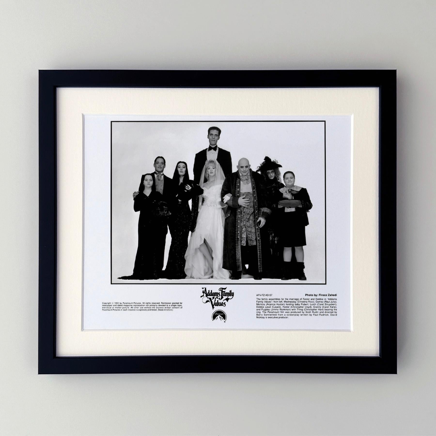 Original 8x10 Zoll Publicity Film Movie Still für Addams Family Values (1993).

Werbefotos (Film/Produktion) wurden erstellt, um die Studios bei der Werbung für ihre neuen Filme zu unterstützen. Die Standbilder wurden den Pressemappen beigefügt und