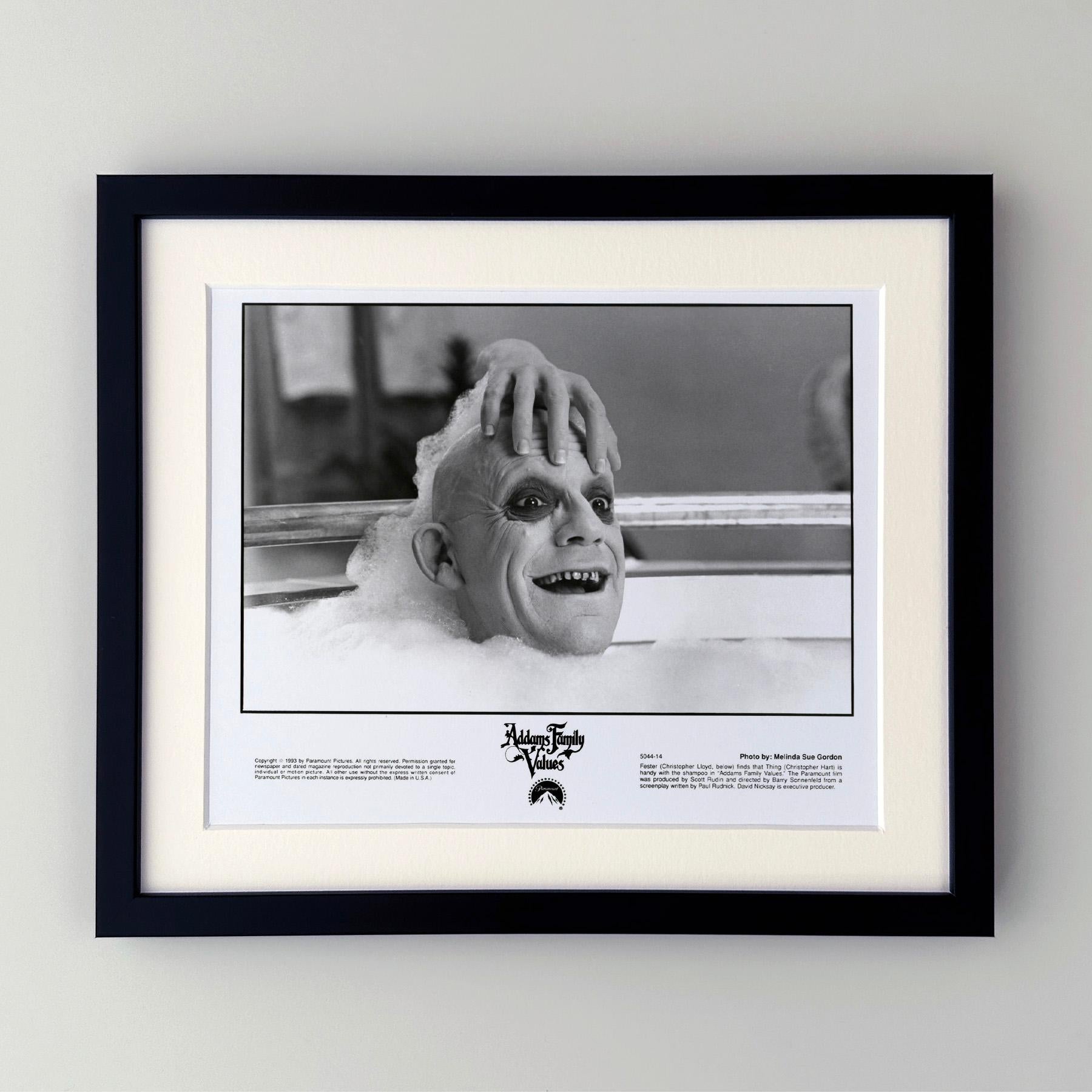 Original 8x10 Zoll Publicity Film Movie Still für Addams Family Values (1993) mit Christopher Lloyd.

Werbefotos (Film/Produktion) wurden erstellt, um die Studios bei der Werbung für ihre neuen Filme zu unterstützen. Die Standbilder wurden den