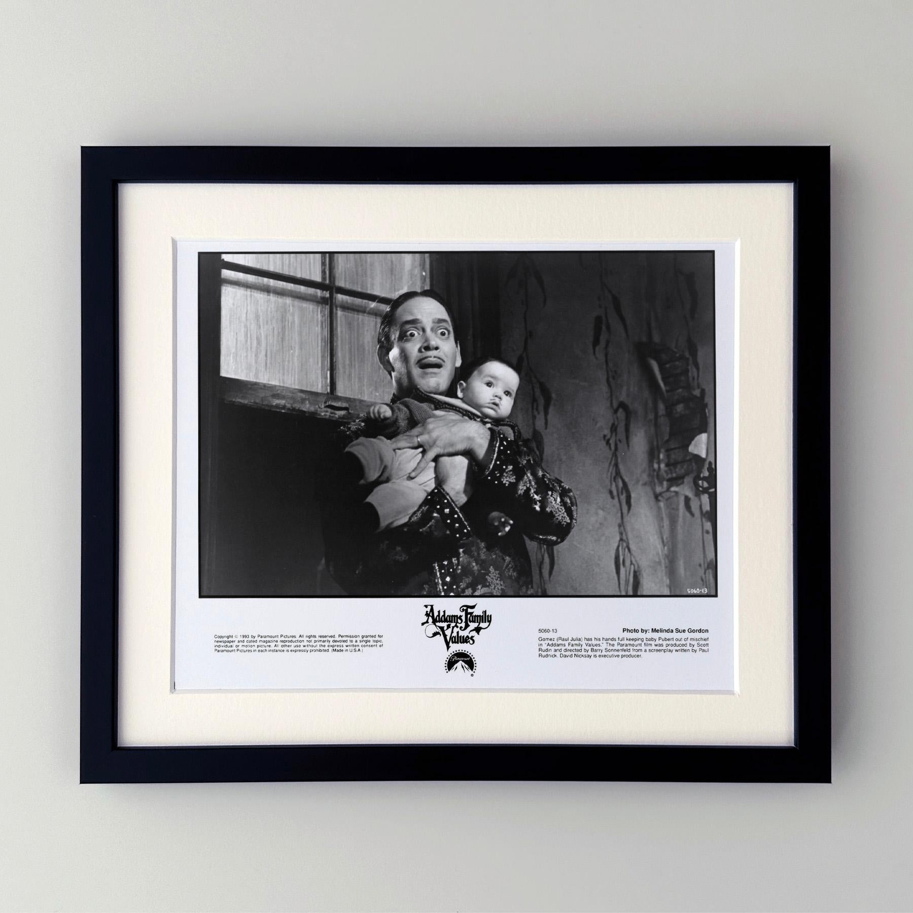 Original 8x10 Zoll Publicity Film Movie Still für Addams Family Values (1993) mit Raul Julia.

Werbefotos (Film/Produktion) wurden erstellt, um die Studios bei der Werbung für ihre neuen Filme zu unterstützen. Die Standbilder wurden den Pressemappen