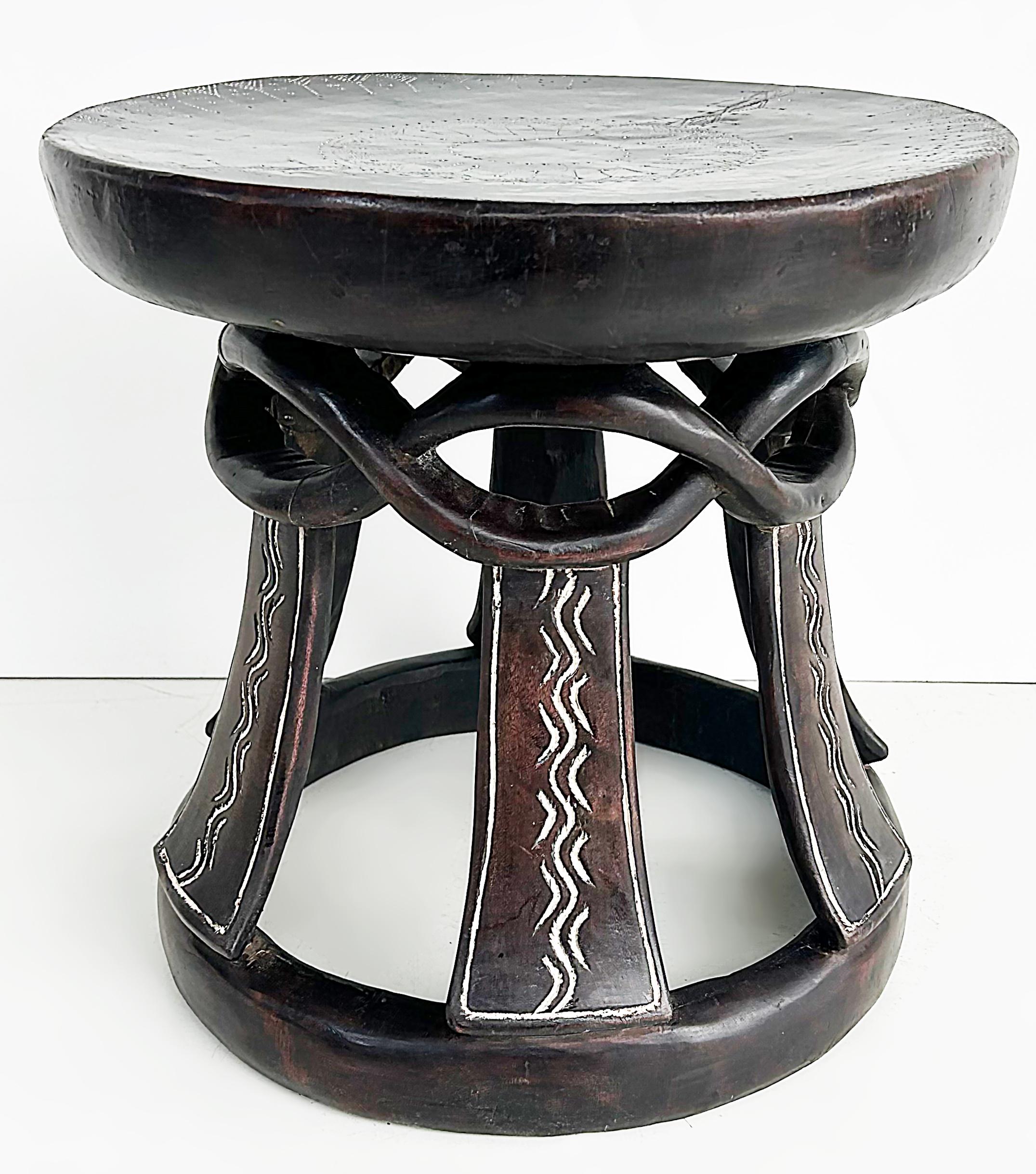 Tribal Table éthiopienne en bois d'Addis-Abeba sculptée dans une seule pièce de Wood, fin du 20e siècle en vente