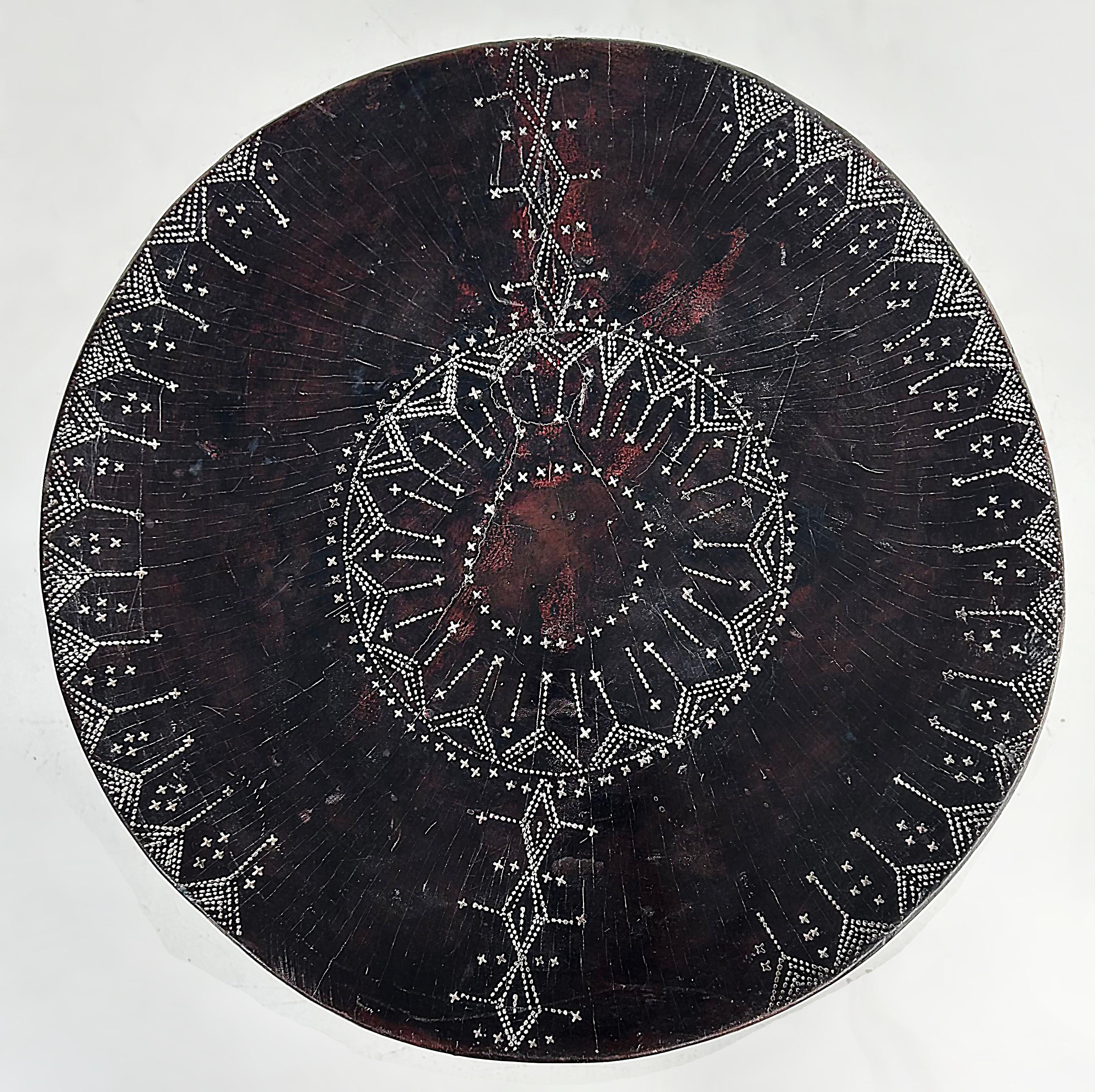 Éthiopien Table éthiopienne en bois d'Addis-Abeba sculptée dans une seule pièce de Wood, fin du 20e siècle en vente