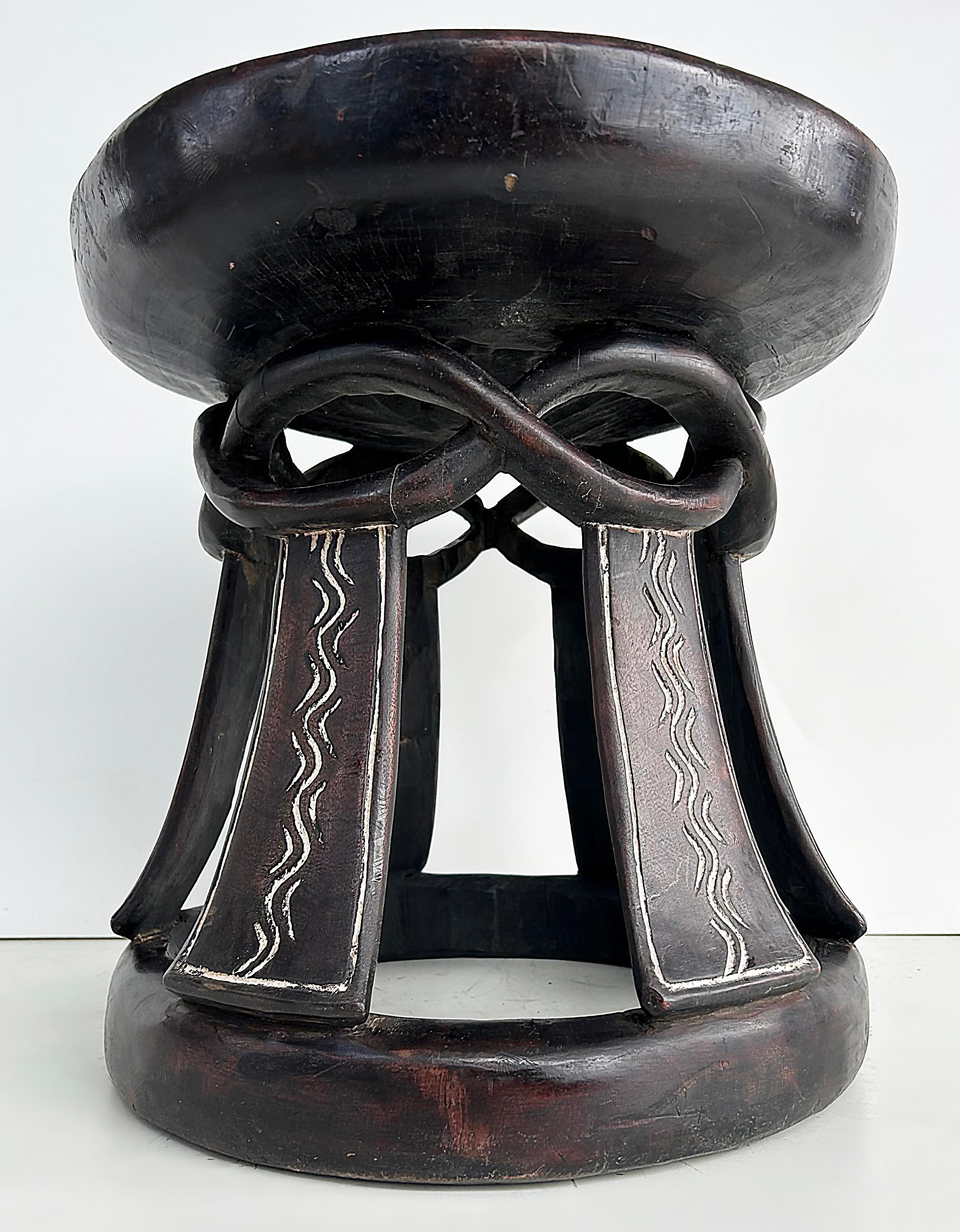 Sculpté à la main Table éthiopienne en bois d'Addis-Abeba sculptée dans une seule pièce de Wood, fin du 20e siècle en vente