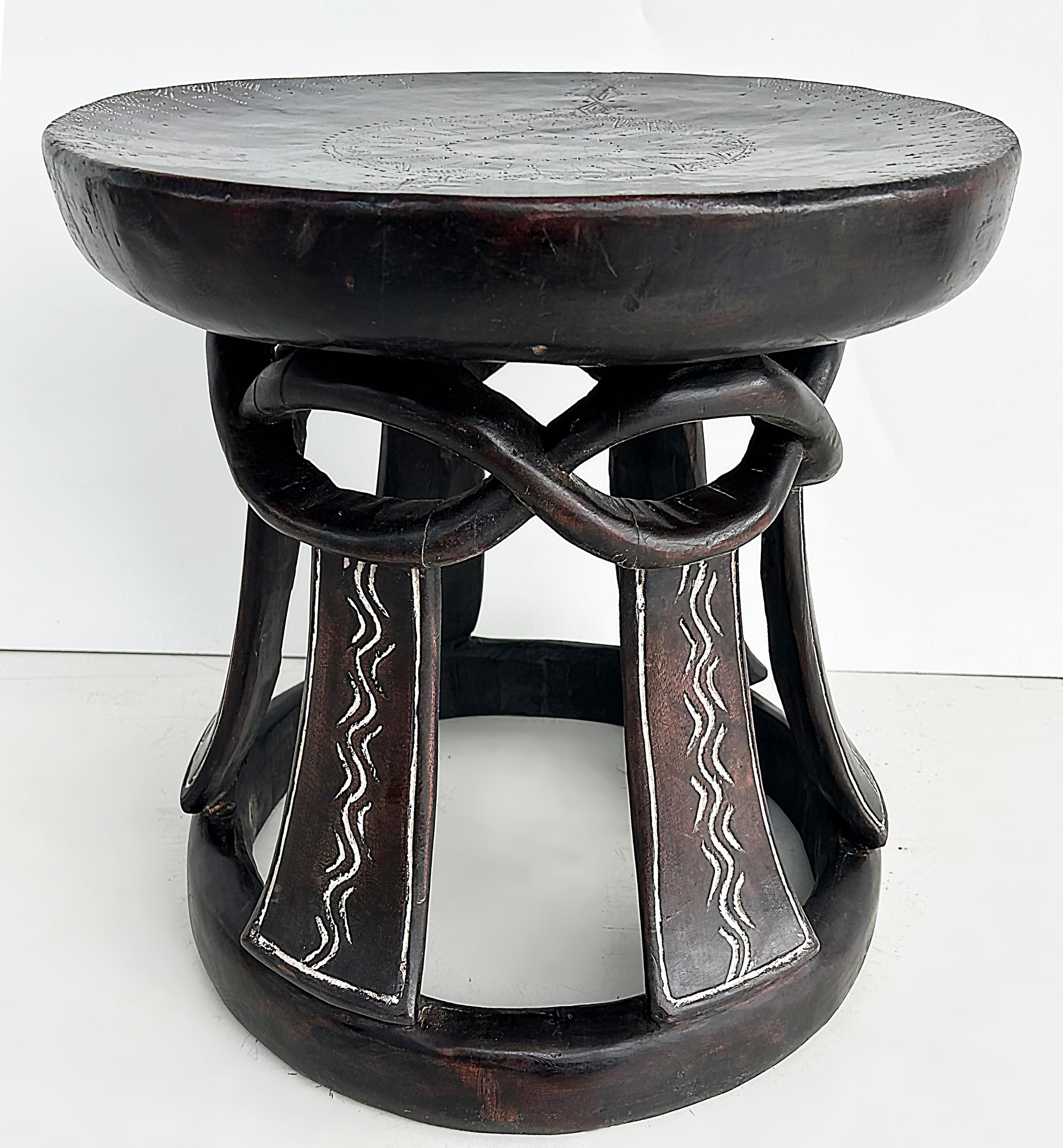 Table éthiopienne en bois d'Addis-Abeba sculptée dans une seule pièce de Wood, fin du 20e siècle Bon état - En vente à Miami, FL