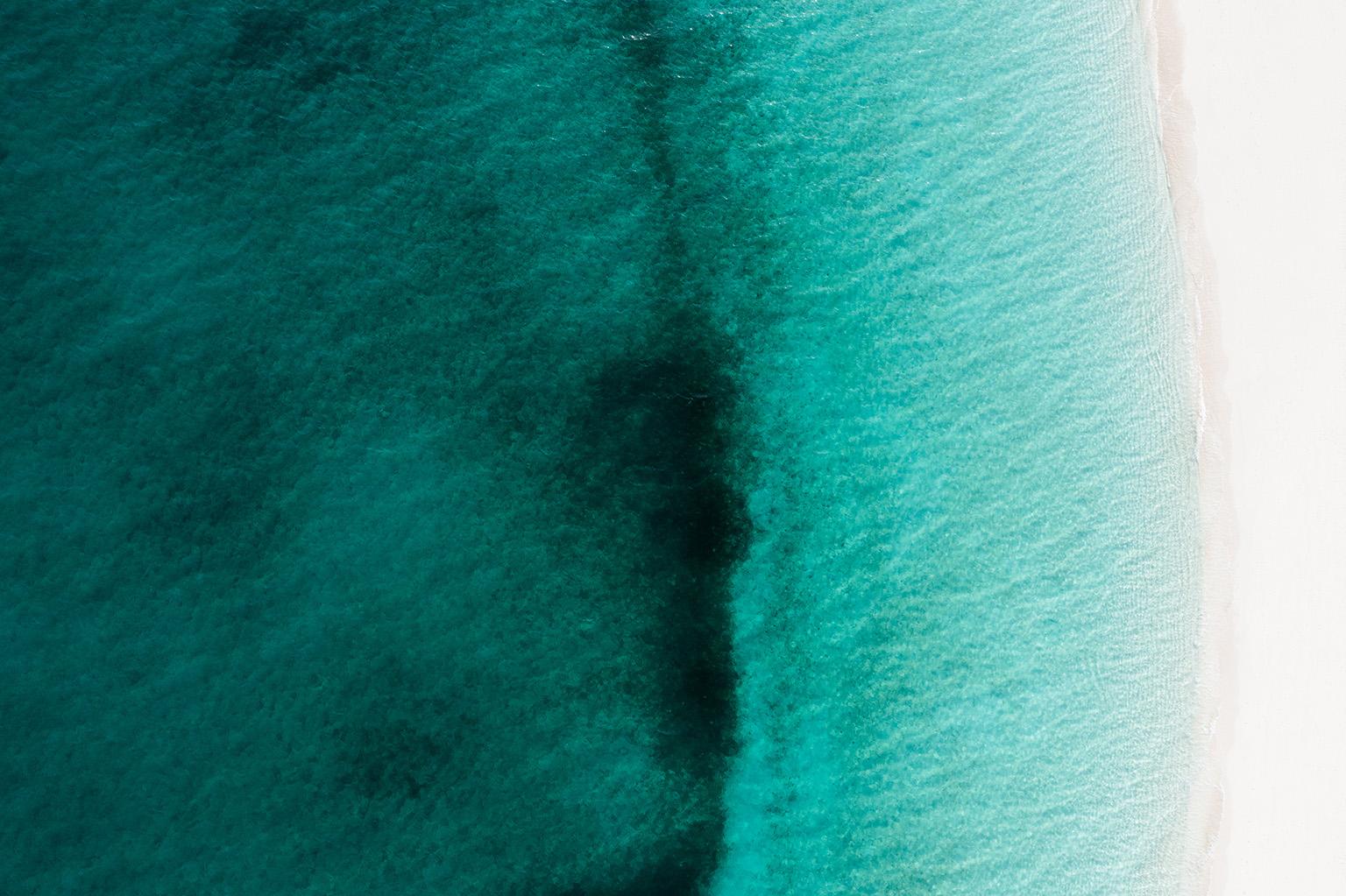 Strandfotografie, Meeresfotografie, Turks und Caicos-Blaue Farben von oben

ÜBER DIE SERIE: 
