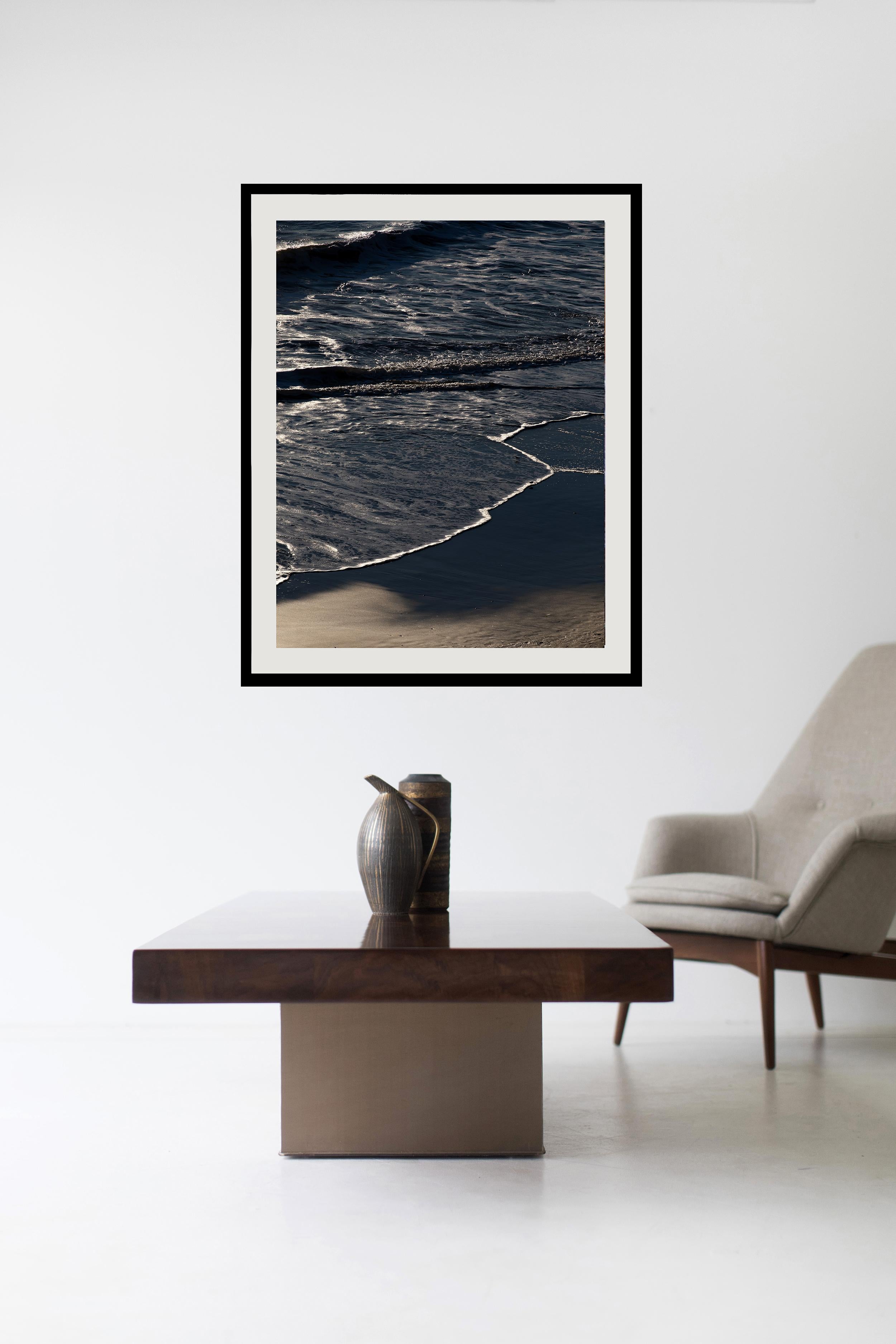 Strand-Landschaftsfotografie, Meeresdruck, Farbfotografie-Wowtide Swash 022 – Print von Addison Jones