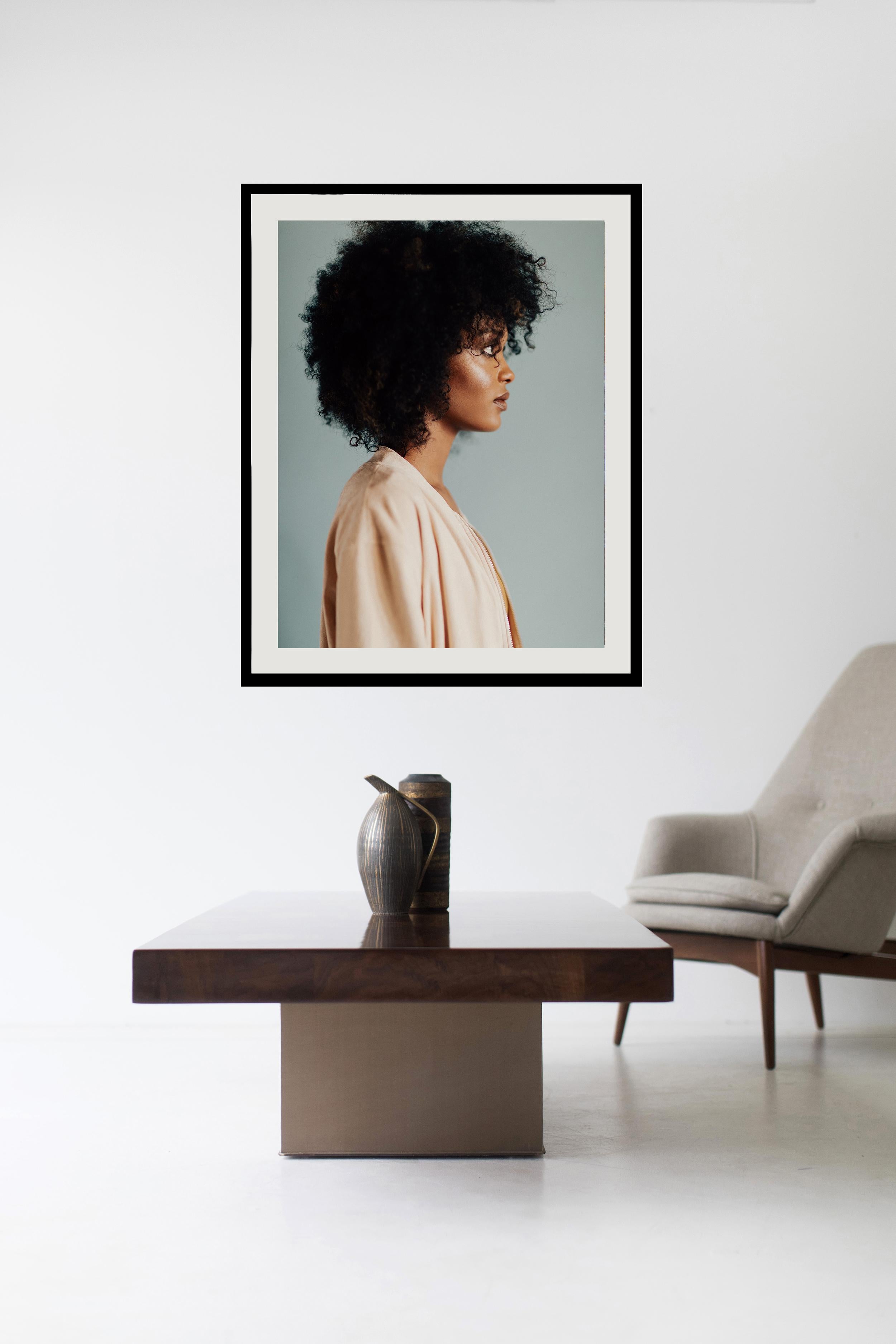 Fotografía moderna de retratos, Impresiones artísticas, Impresiones de retratos-Mira a la izquierda - Photograph de Addison Jones