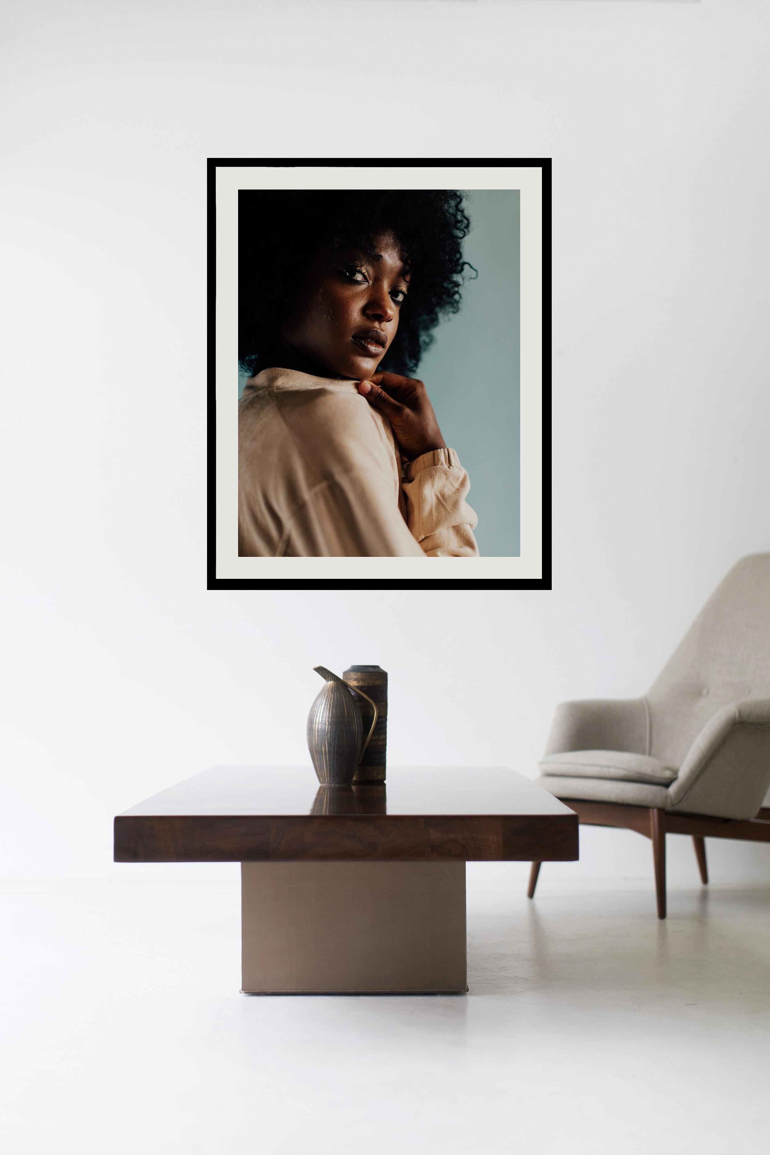 Porträtfotografie, Studiofotografie, Porträtdrucke-Tightly Curled – Photograph von Addison Jones