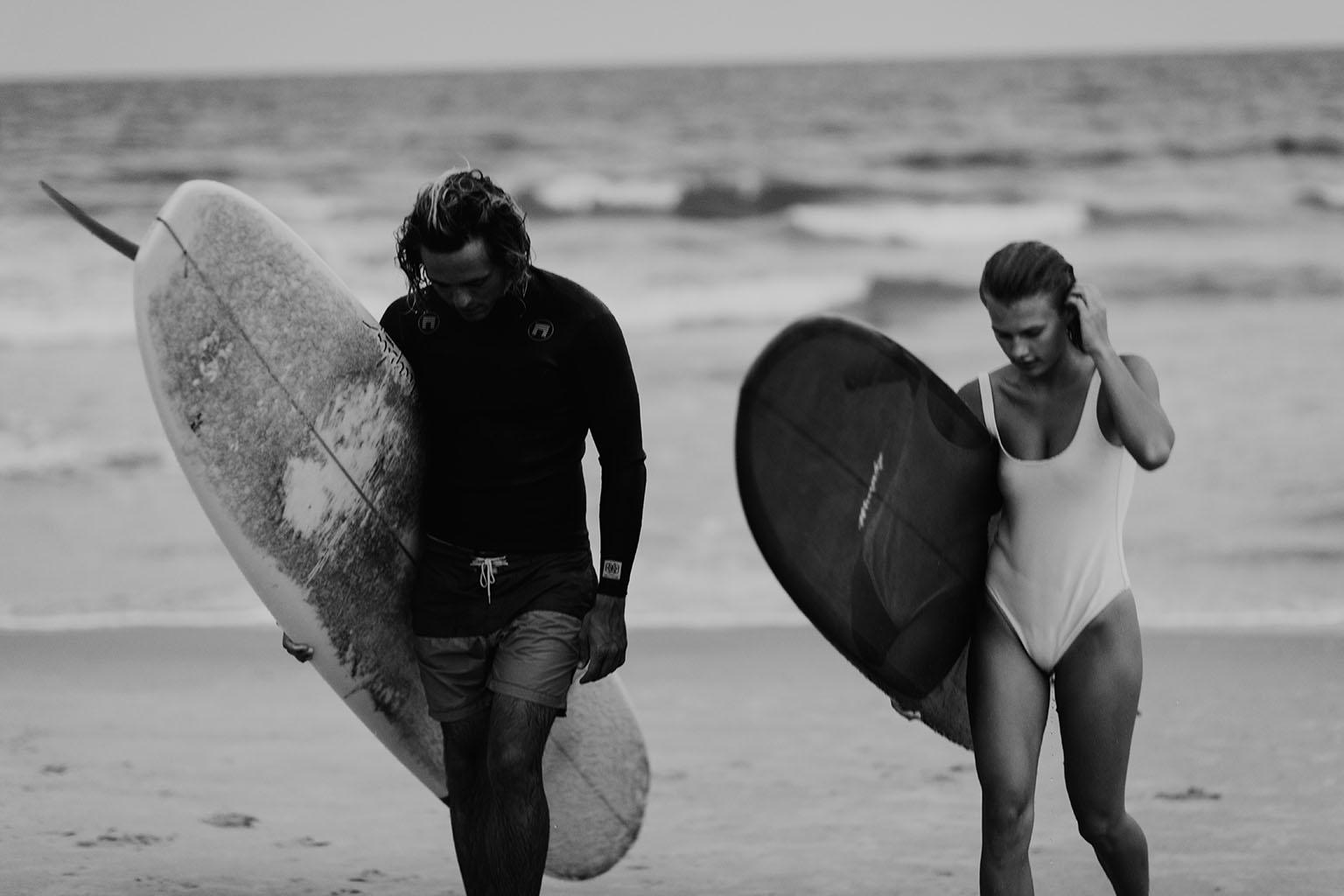 Art contemporain, Surfeurs avec des planches de surf sur une plage-Oceanside Trist 914 - Print de Addison Jones