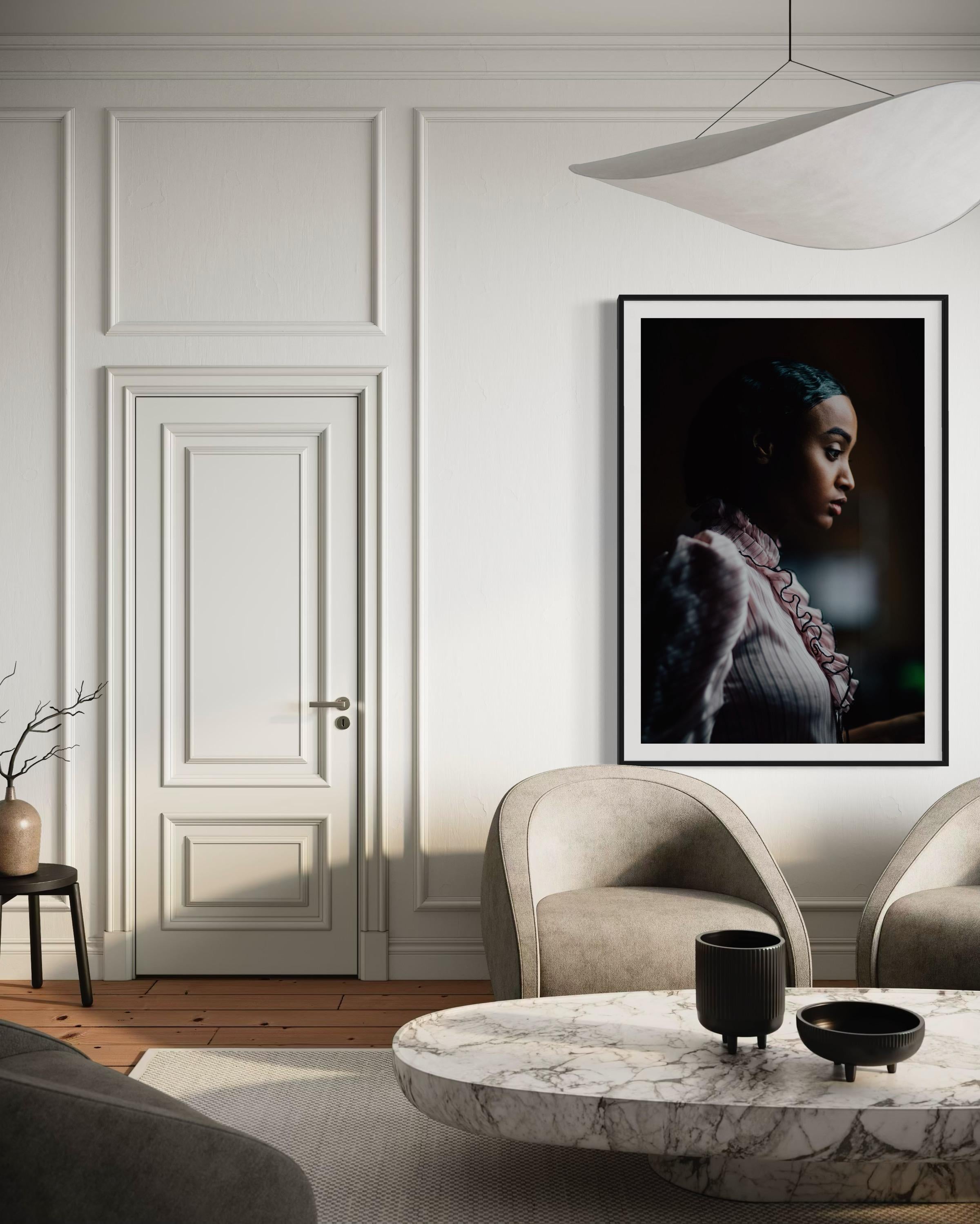 Fotografía de retrato, Fotografía artística, Retrato artístico-Promesas rotas - Portrait Print Negro de Addison Jones
